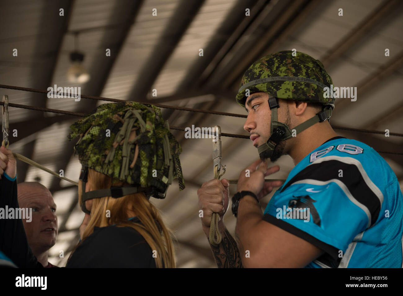 Amini Silatolu, Carolina Panthers, lernt springende Verfahren während der Operation Spielzeug fallen, Fort Bragg, N.C., 6. Dezember 2013. Die 16. jährlichen Randy Oler Betrieb Spielzeug Drop, veranstaltet von der US-Armee zivile Angelegenheiten & psychologische Operations Command (Airborne), ist der größte in der Luft Mischbetrieb in der Welt wo Fort Bragg Fallschirmjäger und Alliierten Jumpmasters Spenden Spielzeug an Kinderheime und Sozialdienst Agenturen über die Gemeinde verteilt werden soll. (Foto: U.S. Air Force Airman 1st Class Logan Brandt / veröffentlicht) Stockfoto