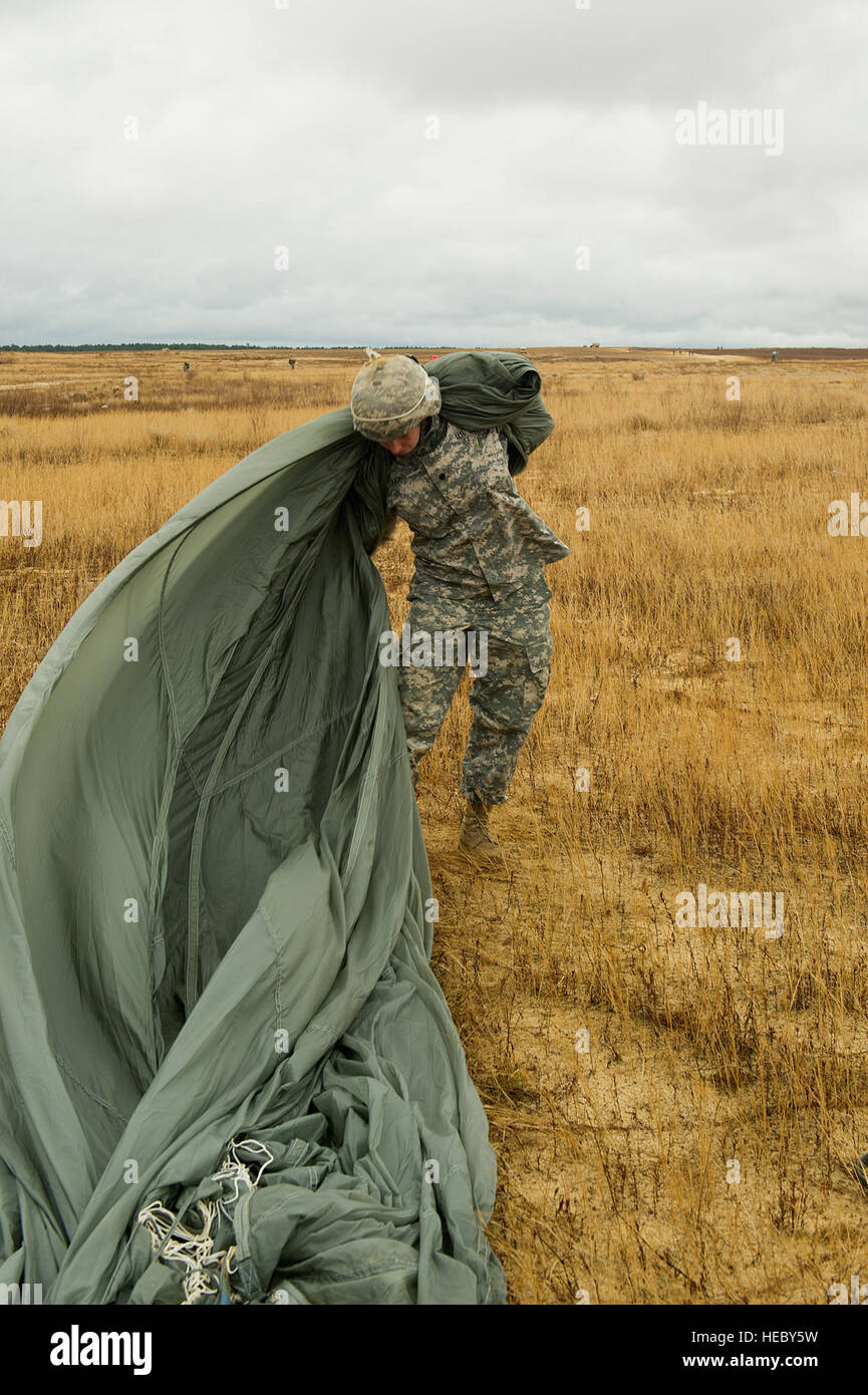 US Army Spc. Kirsten Faint, 824th Quarter-Master-Unternehmen, packt ihr ...