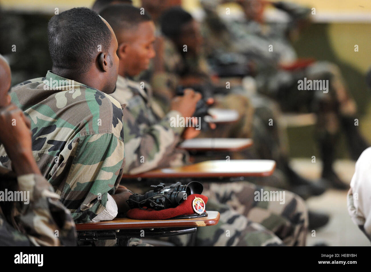 Dschibutischer Armeesoldaten hören während einer Nacht Vision goggle Klasse in Arta, Dschibuti, am 23. März 2012. Der US Army 3rd Squadron, 124. Kavallerie-Regiment, eingesetzt zur Unterstützung kombiniert Joint Task Force - Horn Africa(CJTF-HOA) hilft Djiboutian Armeesoldaten für eine baldige Entsendung nach Somalia zu trainieren. Stockfoto