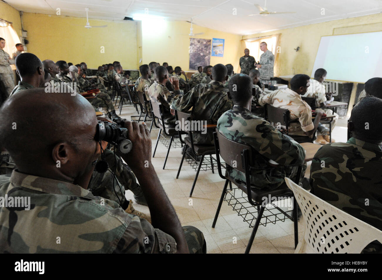 Dschibutischer Armeesoldaten hören während einer Nacht Vision goggle Klasse in Arta, Dschibuti, am 23. März 2012. Der US-Army 3rd Squadron, 124. Kavallerie-Regiment, eingesetzt zur Unterstützung kombiniert Joint Task Force - Horn von Afrika (CJTF-HOA), trägt dazu bei, dschibutischer Armeesoldaten für eine baldige Entsendung nach Somalia zu trainieren. Stockfoto