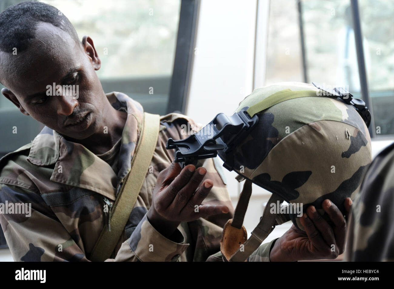 Ein Soldat Djiboutian untersucht ein Nacht-Vision-Helmhalterung während einer Nachtsicht Brille Klasse in Arta, Dschibuti, am 23. März 2012. Der US-Army 3rd Squadron, 124. Kavallerie-Regiment, eingesetzt zur Unterstützung kombiniert Joint Task Force - Horn von Afrika (CJTF-HOA), trägt dazu bei, dschibutischer Armeesoldaten für eine baldige Entsendung nach Somalia zu trainieren. Stockfoto