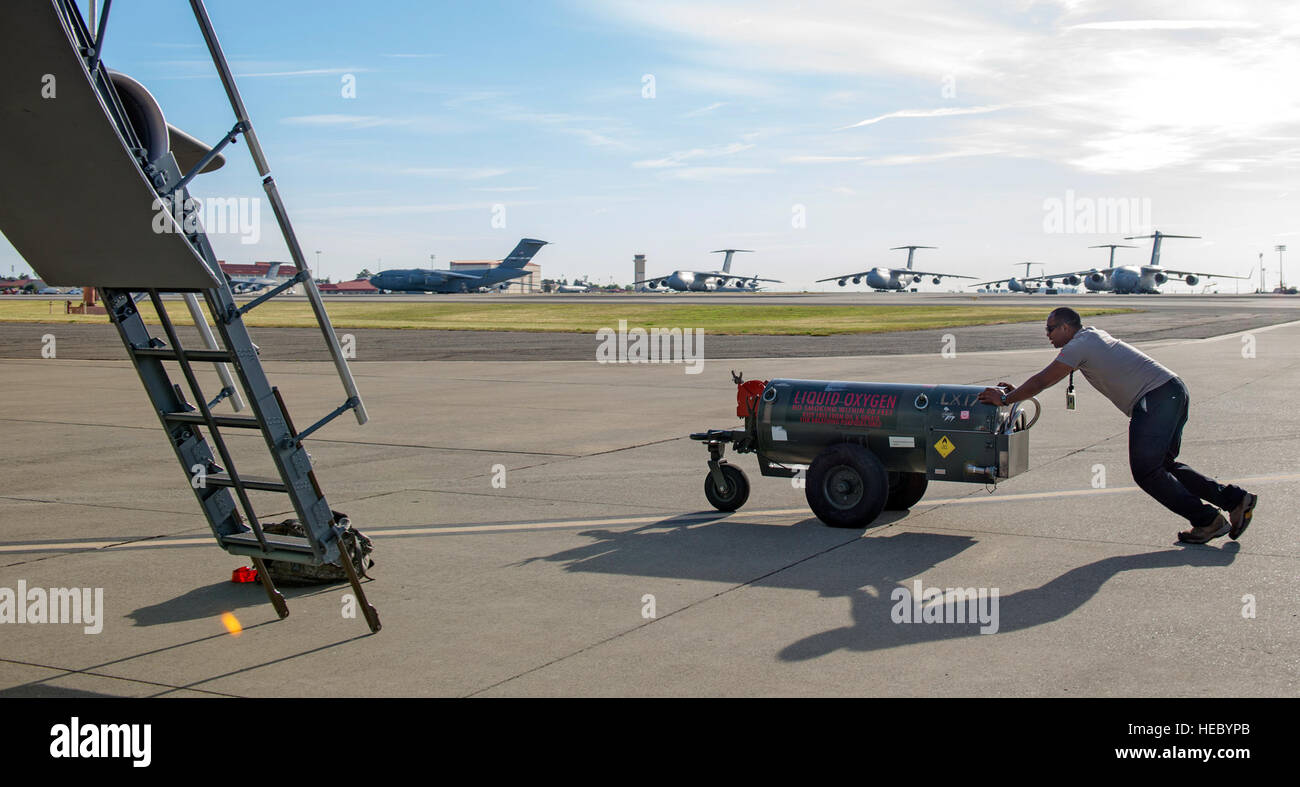 Flieger von Travis Air Force Base waren auf einer Mission, um mehrere Weltrekorde in der C5-M Super Galaxy 3. April 2015 festgelegt. Zwei c-5 M und eine kombinierte Mannschaft der Flieger von der 349. und 60. Air Mobility Wing gesetzt wurden die durch die Schritte bereitet das Flugzeug für eine Mission, die Höhe im Horizontalflug, Klettern mit Nutzlast und größte Nutzlast bis 9.000 Meter unter mehreren anderen Datensätzen enthalten wird. Die Mission hat auch wertvolle umfangreiche Schulungen für Bodentruppen und Flugpersonal beteiligt.  Staff Sgt Jon Kirk, schiebt eine je für die 349. Aircraft Maintenance Squadron Stockfoto