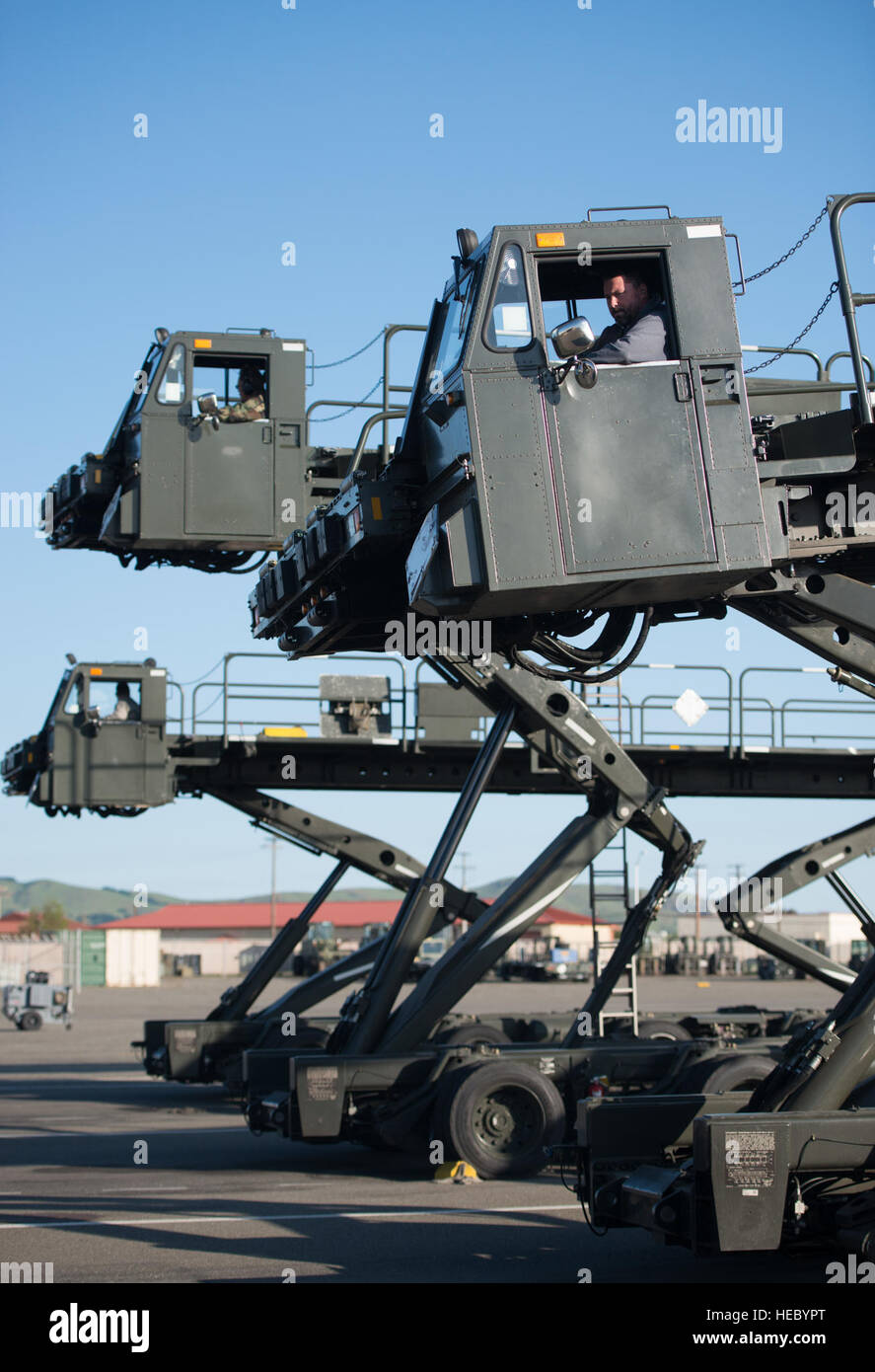 60. Antenne Port Squadron 60K Kranbediener testen ihre Fahrzeuge Leistung vor Abholung eine Last von Paletten, die für den Frachtraum des C - 5 M Super Galaxy an Travis AFB, Kalifornien, 2. April 2015 bestimmt sind. Die 60K Radladers erweitern seine Nutzlast Höhe bis 18,5 Fuß hoch.  Im Anschluss an ihre Ops überprüfen, 33 Paletten geladen wurden an Bord des Flugzeugs gehören zum 22. Luftbrücke Geschwader, die Vorbereitung auf die Geschichte mit einem Rekord-Flug Anfang April 3, mit der Absicht, 45 Luftfahrt Datensätze in einem Flight zu behaupten das US-Militär größte Zelle als der Weltspitze positionieren ein Stockfoto