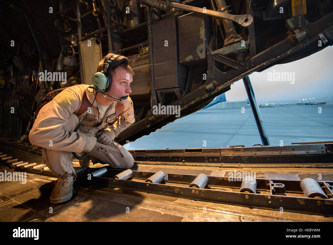 Senior Airman Zac Sidders, 774th Expeditionary Airlift Squadron c-130 Hercules Loadmaster, Spots für Verkehr beim Rückwärtsfahren aus einem Parkplatz bei Bagram Airfield, Afghanistan, 28. September 2013. Diese Mission Meilenstein eine retrograde, wie die 774th EAS transportiert die letzten Ladung von Forward Operating Base Sharana, Provinz Paktika, Afghanistan, bevor die Basis auf dem afghanischen Verteidigungsministerium übertragen wird. Sidders, eine native, Peoria, Illinois wird bereitgestellt von der Wyoming Air National Guard. (USAF Foto/Master Sergeant Ben Bloker) Stockfoto