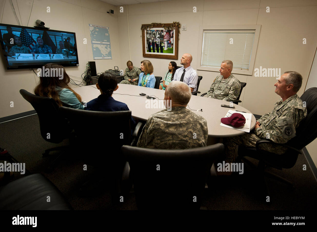 US Army Major General Dennis Doyle, Pacific Regional Medical Command und Tripler Army Medical Center Kommandierender general und PRMC Fachexperten teilnehmen in einer Video-Telekonferenz-Demo, um seine Wirksamkeit zu testen, bei der Bereitstellung von Tele-Behavioral Health Care, Guam Armee Nationalgardisten 13. Mai 2014, an Tripler Army Medical Center, Hawaii. Das VTC-System profitieren zurückkehrenden Anwender durch die Bereitstellung von Soldaten in Guam Behandlung während des Schneidens der Kosten der Reise. Das System soll im Juni 2014 zur Verfügung. (Foto: U.S. Air Force Staff Sgt Christopher Hubenthal) Stockfoto