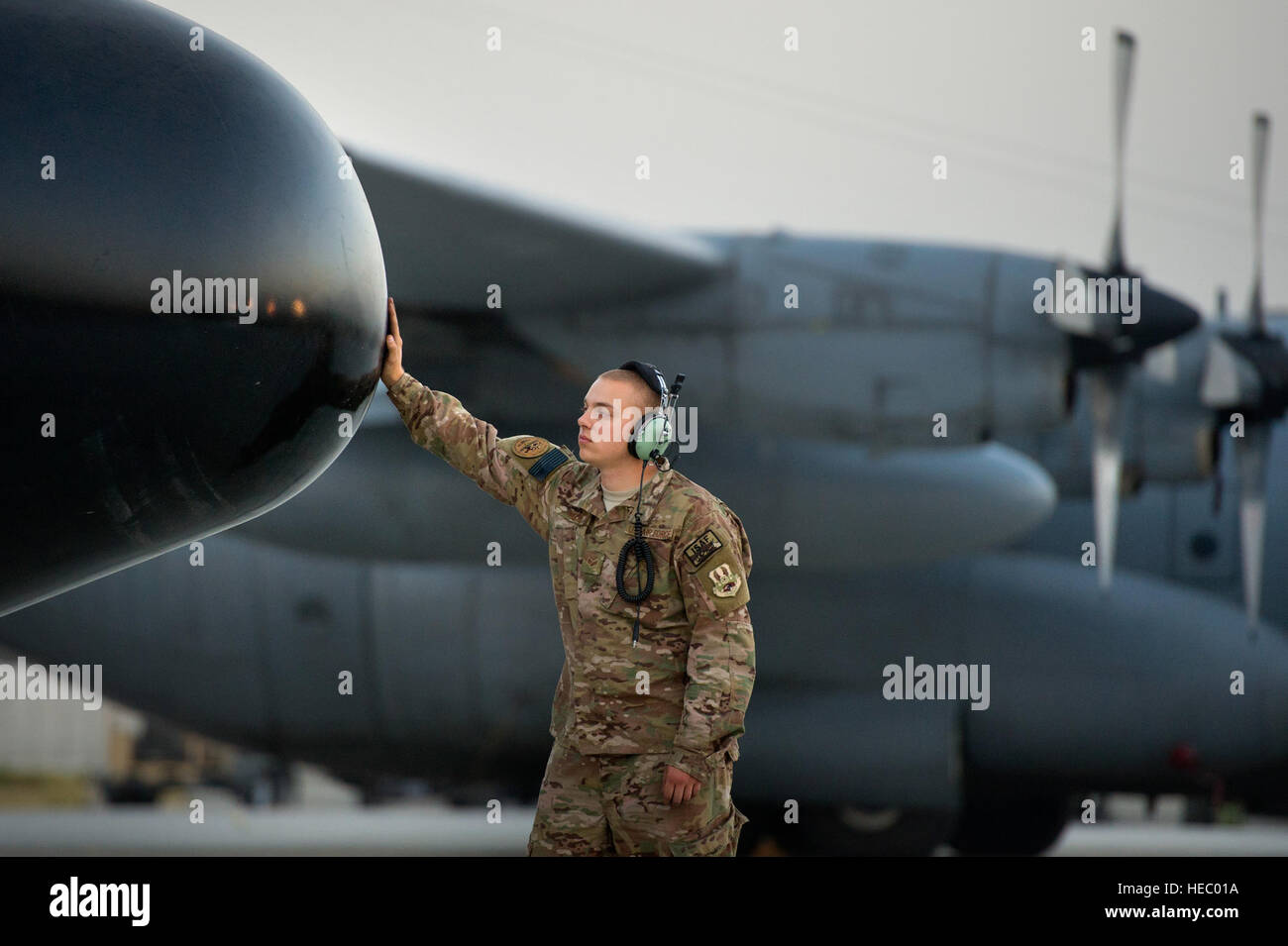 Senior Airman Bryan Heidel, 774th Expeditionary Airlift Squadron Crewchief, bereitet ein Transportflugzeug c-130 Hercules in Bagram Air Field, Afghanistan, 28. September 2013 starten. Diese Mission war einen retrograden Meilenstein als 774th EAS transportiert die letzten Ladung von Forward Operating Base Sharana, Provinz Paktika, Afghanistan, bevor die Basis auf dem afghanischen Verteidigungsministerium übertragen wird. Heidle, eine Rockville, Ill., heimisch, wird bereitgestellt von Little Rock Air Force Base, Arkansas (USAF Foto/Master Sgt. Ben Bloker) Stockfoto