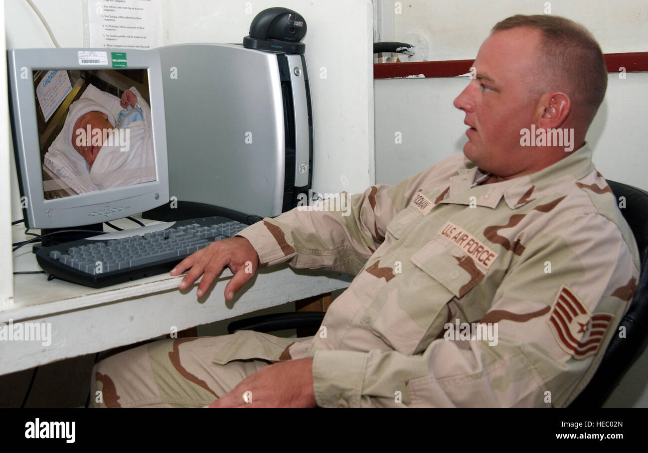 OPERATION ENDURING FREEDOM - Tech Sergeant Troy Goodman inspiziert das neueste Mitglied seiner Familie per Webcam Aug. 12.  Sergeant Goodman konnte die Lebendgeburt über das Internet zu beobachten.  Er ist Unteroffizier verantwortlich für Munition Inspektionen für den 40. Expeditionary Munition Flug.  (US Air Force Grafik von Master Sgt. Sean Brennan) Stockfoto