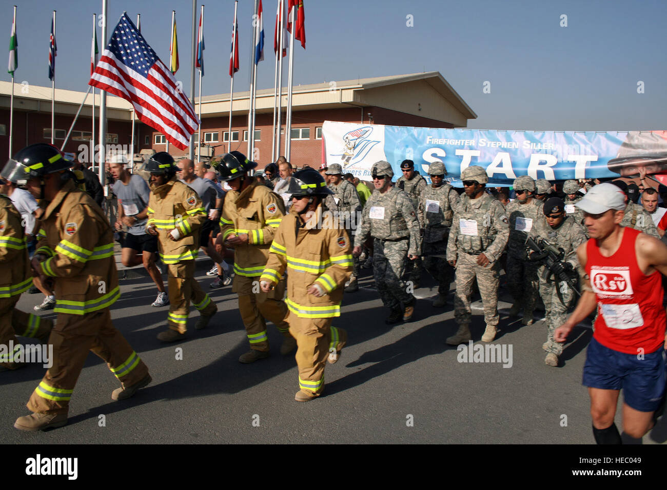 100924-F-8476C-001 KABUL, Afghanistan - NATO Air Training Command - Afghanistan Personal neben der NATO und zivilen Partnern teilnehmen, der "Tunnel, Türme laufen/gehen Rennen am Sep 24, 2010. Das Rennen fand auf der International Security Assistance Force und afghanischen Luftwaffe Stützpunkt in Kabul, Afghanistan. Das Rennen ist zum Gedenken an die beschwerliche laufen durch New York City Feuerwehrmann Stephen Siller, wer während der Ereignisse von 9/11 seine Ausrüstung mit einem Gewicht von 75 Pfund abgeholt und lief zu den Twin Towers fast drei Meilen entfernt und neben seinem Kollegen Feuerwehrleute ums Leben bei dem Versuch, Leben zu retten. AF Stockfoto