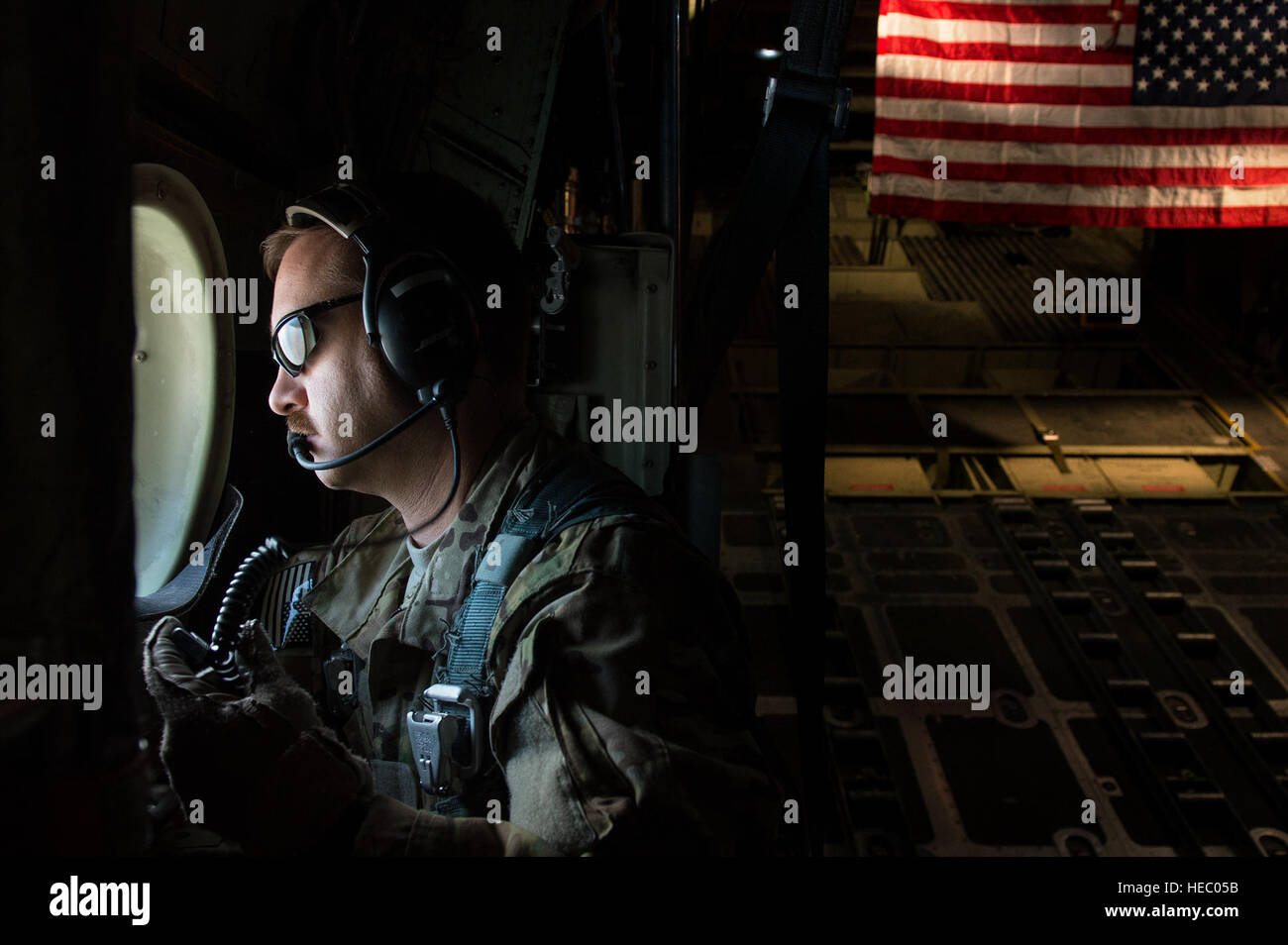 Tech Sergeant Thomas Hough, 737th Expeditionary Airlift Squadron C - 130H Hercules Loadmaster sucht nach Bedrohungen während einer retrograden Mission Flughafen Bagdad, Irak, 28. Oktober 2013. Die 737th EAS 386th Air Expeditionary Wing zugeordnet ist und ist eine taktische Luftbrücke Drehscheibe für den Transport von Passagieren und Fracht in US Central Command. Hough, ein Eagle River, Alaska native, wird von der 176. Flügel, Alaska Air National Guard eingesetzt. (USAF Foto/Master Sergeant Ben Bloker) Stockfoto