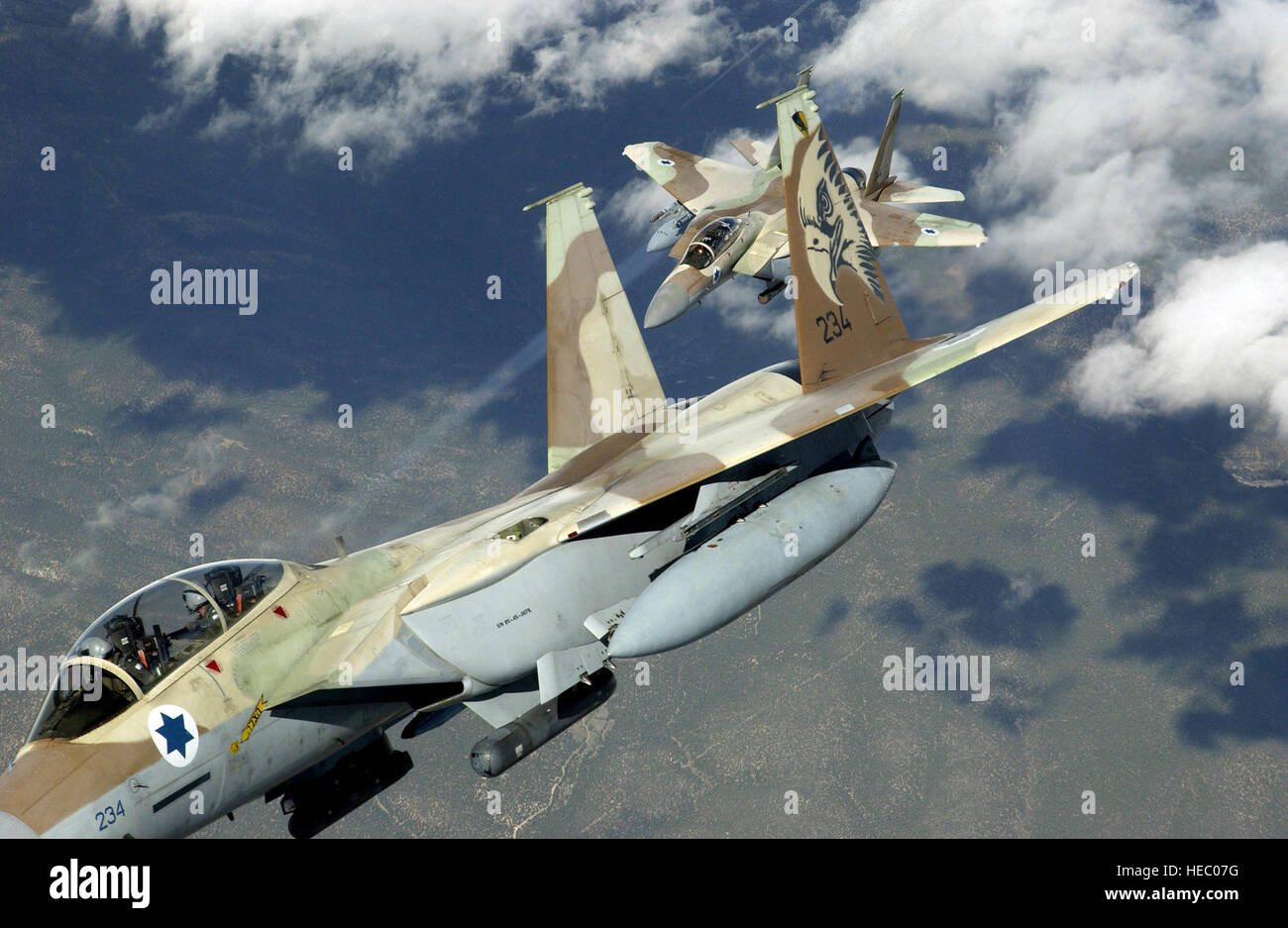 Zwei israelische Defense Force Air Force F - 15D Eagle Flugzeuge Praxis Luft-Verteidigung-Manöver-Mission über die Nevada Test und Trainingsbereiche, am Nellis Air Force Base (AFB), Nevada (NV), während der Übung rote Fahne 04-3. Übung rote Fahne ist ein realistisches Kampftraining-Übung mit den Luftstreitkräften der USA und ihrer Verbündeten. Stockfoto