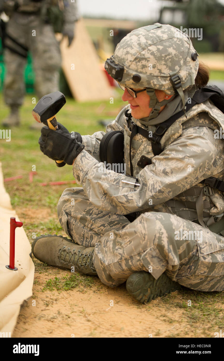 US Air Force 1st Lt. Megan Freund, eine klinische Krankenschwester mit der 81. Medical Group, hilft ein Zelt während Joint Readiness Training Center (JRTC) 14-05 Ausbildung in Fort Polk, Louisiana, 15. März 2014 aufstellen. Die JRTC bietet US-Militäreinheiten und Personal mit realistischen Einsatzvorbereitenden Ausbildung Szenarien in allen Aspekten des bewaffneten Konflikts. (US Air Force Foto von techn. Sgt. Matthew Smith/freigegeben) Stockfoto