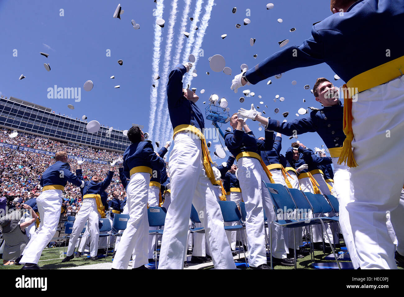 Hüte gehen zum Himmel, wie die US Air Force Thunderbirds der US Air Force Academy Klasse 2016 überfliegen Abschlussfeier im Falcon Stadium in Colorado Springs, Colorado, 2. Juni 2016. 812 Kadetten absolvierte die neuesten 2. Leutnants in der USAF zu werden. (Luftwaffe Foto/Mike Kaplan) Stockfoto