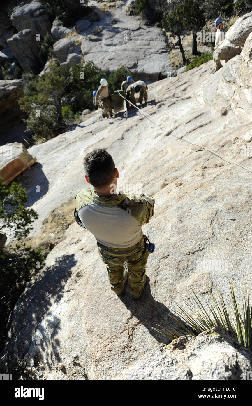 US Air Force Colonel Tschad Franks, Vordergrund, der Kommandeur des 23. Flügels, beobachtet Pararescuemen, 48. Rescue Squadron (RQS) während des hohen Winkel, Rope Rescue training am Mount Lemmon in der Nähe von Tucson, Arizona, 12. Februar 2014 zugewiesen. Franks besucht die 48. RQS als Teil einer Outreach Tour von geografisch getrennten Einheiten unter seinem Befehl. (Foto: U.S. Air Force Airman 1st Class Betty R. Chevalier/freigegeben) Stockfoto