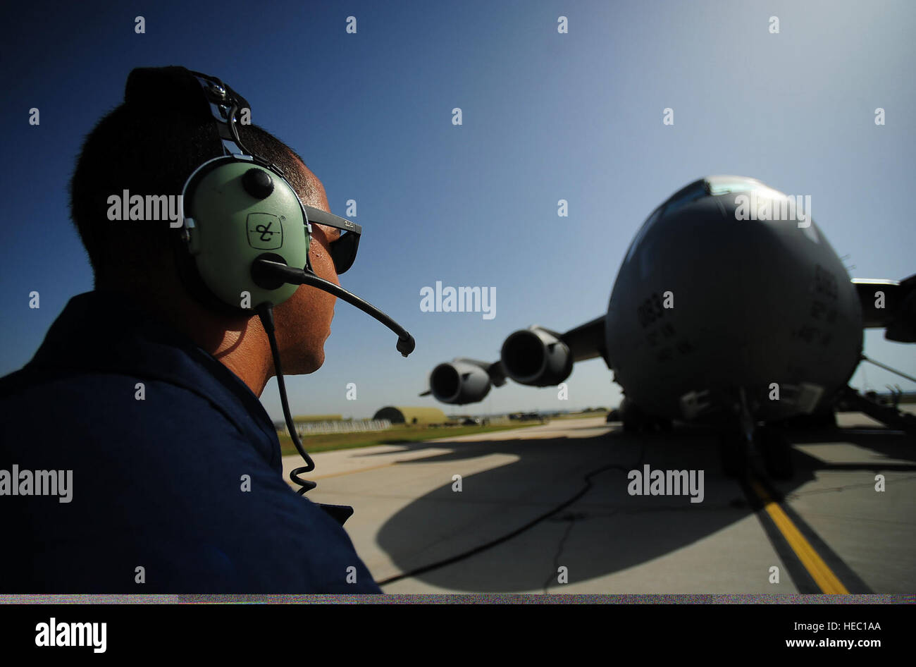 US Air Force Senior Airman German Rubio-Arroyo, eine Luft-und Boden Ausrüstung Geselle mit dem 39. Wartung Geschwader, tankt eine c-17 Globemaster III Frachtflugzeugen während eines Flügels 27. Juni 2014, in Incirlik Air Base, Türkei auszuüben. Die Übung beteiligt eine Vielzahl von Szenarien erfordern Reaktionen und Aktionen von Basen Agenturen, die Sicherheitskräfte, Bauingenieur und Wartung Geschwader aufzunehmen. (DoD Foto von Senior Airman Nicole Sikorski, US Air Force/freigegeben) Stockfoto