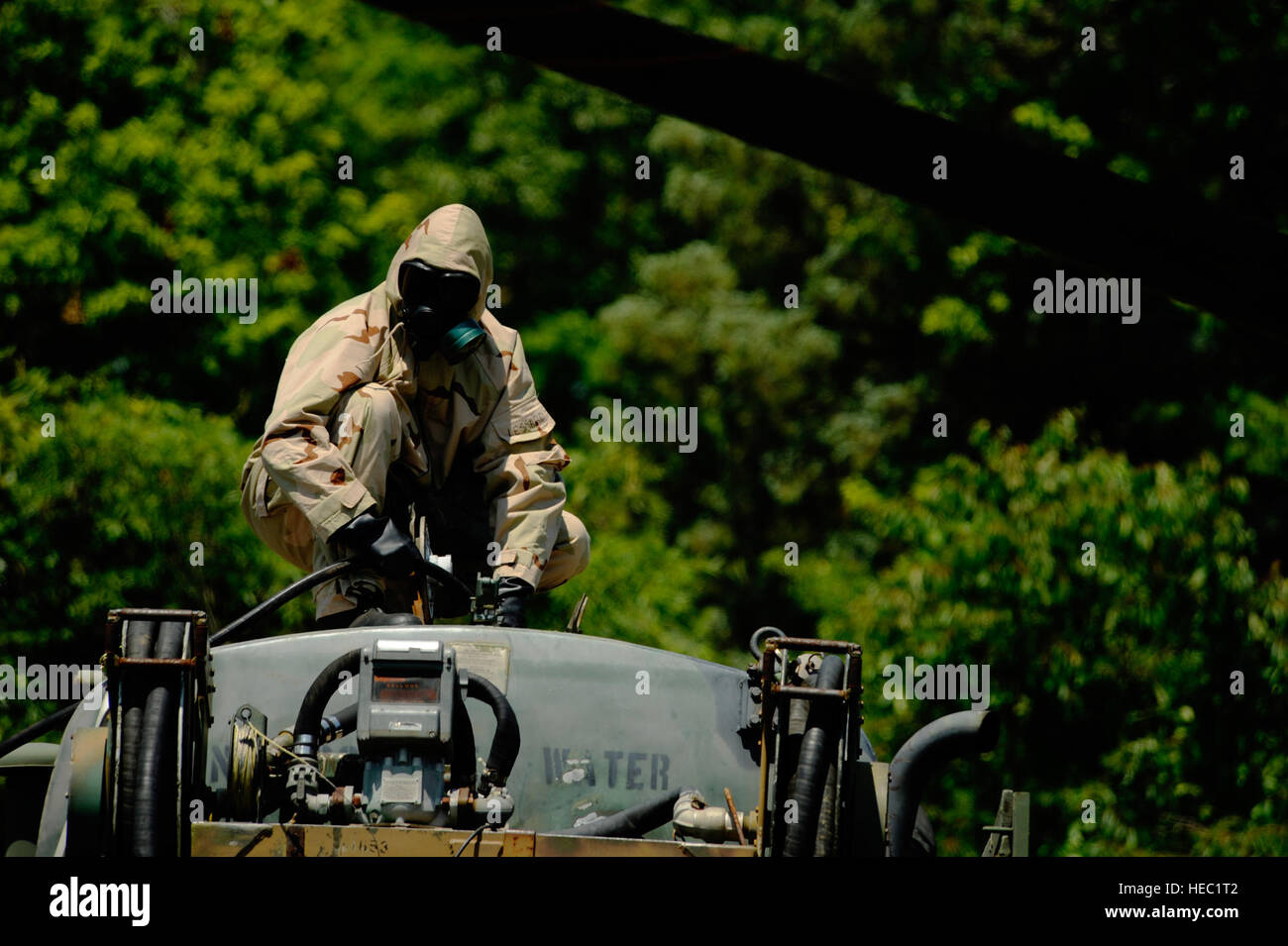 US Army Spc. Keith Lessard, serviert mit 108. chemischen Bataillon, 218. Manöver Enhancement Brigade, South Carolina Army National Guard (SCARNG), überwacht einen Behälter mit Wasser und hilft, einen UH-60 Black Hawk-Hubschrauber im Rahmen der Übung Palmetto Reaktion in McCormick, S.C., 14. Juni 2011 zu dekontaminieren. Palmetto-Reaktion ist eine gemeinsame zivile/SCARNG Übung entwickelt, um die Reaktion auf einen nuklearen Angriff auf amerikanischem Boden zu simulieren. In der zweiwöchigen Übung sollen Stadt- und Antenne Suche und Rettung Missionen, Antenne Nachschub und medizinische Ausbildung Szenarien. (U.S. Air Force Photo von Staff Sgt Eric Stockfoto