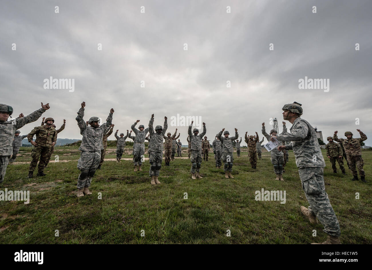 US Army Staff Sgt Luis Lebron, ein Fallschirmjäger der 1. 503 Infanterie-Regiment, 173rd Airborne Brigade Combat Team, führt US-Armee und italienischen Augenzeugenbericht Soldaten während einer Simulation vor Sprung Sicherheit während des Static-Line Trainings auf der Ramstein Air Base in Deutschland 3. September 2014, während der Übung Steadfast Javelin II. Standhaft Javelin II ist eine NATO-geführten Übung, USA, NATO und internationalen Partner Kräfte für einheitliches Land Operationen vorbereitet. (Foto: U.S. Air Force Airman 1st Class Jordan Castelan/freigegeben) Stockfoto