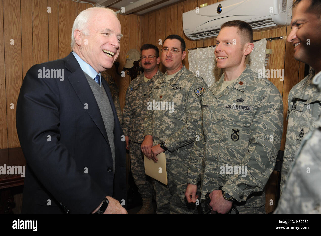 100106-F-7367-045 KABUL - US-Senator John McCain, links, Gesprächen mit Soldaten aus Arizona am Camp Eggers, Kabul, Afghanistan am 6. Januar 2010.  Senator McCain und drei Kollegen, die Senatoren Camp Eggers besucht, wo sie traf sich mit Truppen und erhielt ein Briefing von NATO Training Mission-Afghanistan (NTM-A) Führungspositionen. Die Mission von NTM-A ist die Ausbildung der afghanischen nationalen Sicherheitskräfte und verbessern die Regierung der islamischen Republik Afghanistan Fähigkeit, eine stabile und sichere Land (U.S. Air Force Photo von Senior Airman Brian Ybarbo) zu erreichen Stockfoto