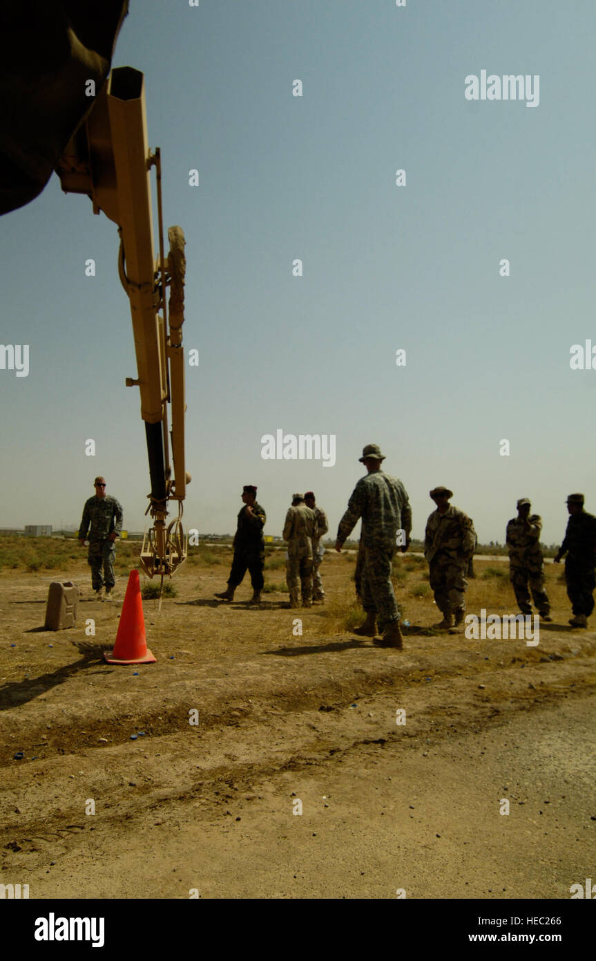 US-Soldaten, Alpha Company, 1. Brigade besondere Truppe Bataillon, 10th Mountain Division Fort-Trommel, N.Y., anweisen, irakische Soldaten aus der 4. Division, Kirkuk, wie um zu bedienen der Arm eines Büffels Modell mir beständig Hinterhalt geschützt Fahrzeug, 31. August 2008, k-1, Kirkuk, Irak. (US Air Force Foto von Staff Sgt. Ave I. Pele-Sizelove/freigegeben) Stockfoto