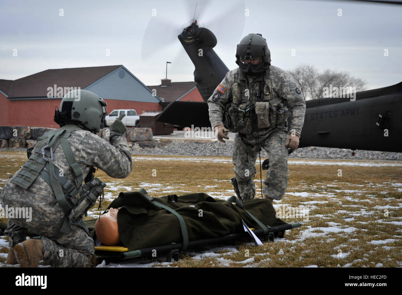 Sichern Sie Utah Army National Guard Sgt. Jason Towson, Crewchief von der UH-60 Blackhawk Hubschrauber und Staff Sgt Christopher Larson, Flug Medic mit dem 171. Evakuierung Praxisgemeinschaft einen Mannequin-Patienten während einer aktiven Shooter Szenario in Camp Williams, Utah, 12. Dezember 2012. Das Szenario des 640th Regiments Training Institute, beide Mitglieder der UNG und lokalen Community-Partner von Saratoga Springs und Bluffdale beteiligt, half klar das Gebäude, Opfer zu behandeln und eine medizinische Evakuierung durchführen. (Foto: US Air Force Personal. Sgt. Renae Saylock/released) Stockfoto