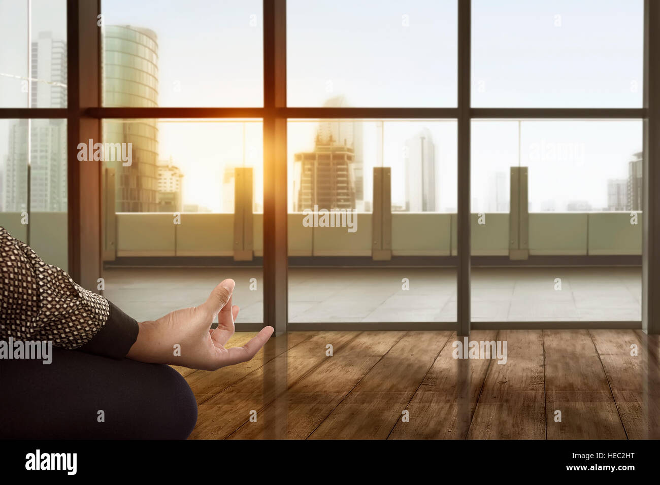 Asiatische Geschäftsfrau tun Yoga im Ruheraum Stockfoto