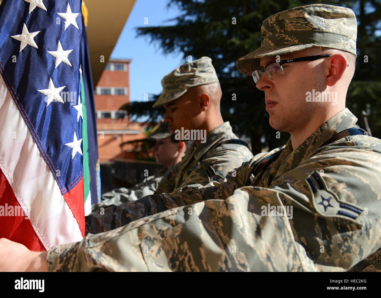 US Air Force Airman 1st Class Joshua Sharer, 31. Kämpfer-Flügel-Ehre-Gardist, stellen die Farben während des Trainings, 8. April 2015, an Aviano Air Base, Italien. Mitglieder von der Ehrengarde müssen außergewöhnliche Erscheinung, militärische Haltung und eine motivierte Einstellung anzuzeigen. (Foto: U.S. Air Force Airman 1st Class Deana Heitzman/freigegeben) Stockfoto