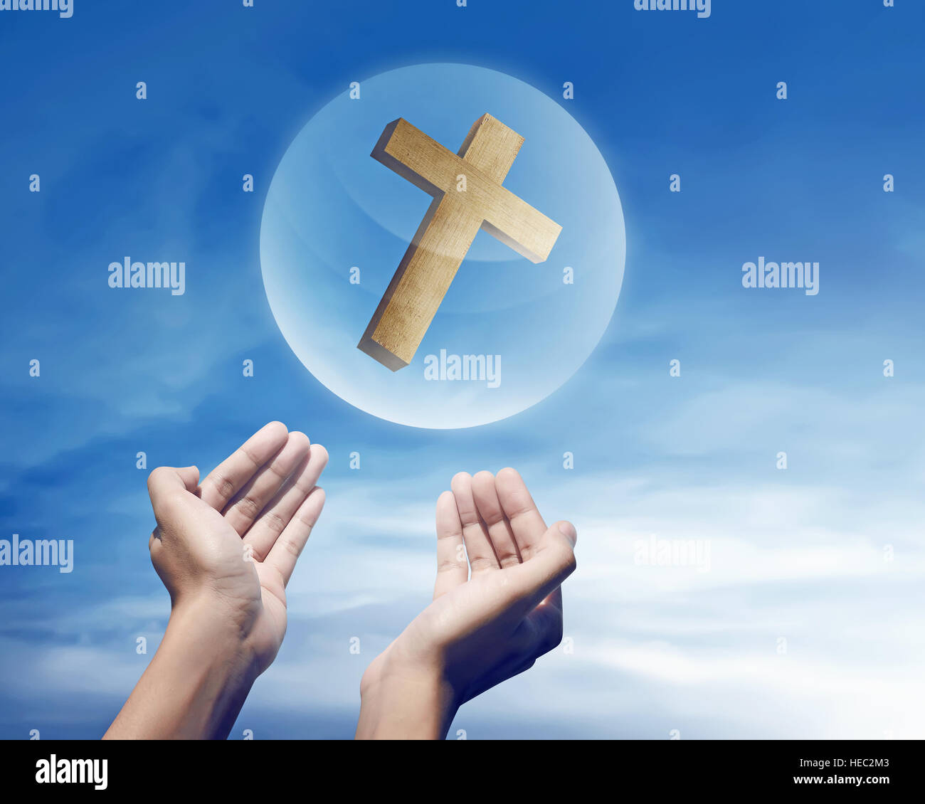 Bild von Hand mit christlichen Kreuz im Bereich Stockfoto
