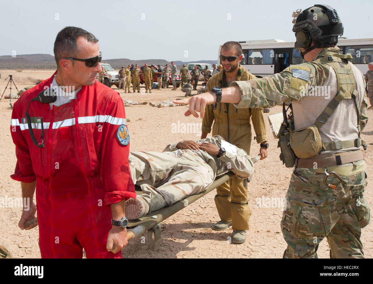 [120925-F-VS255-402] GRAND BARA Wüste, Dschibuti (25. September 2012) - französische und amerikanische Militärangehörige zusammenarbeiten, um verletzte Übung Teilnehmer aus der Mass Casualty Übung 12-1 Crash-Bereich im Grand Bara Wüste, Djibouti, 25. September 2012 deutlich. Die Übung folgte eine fiktive Geschichte, aber für die Beschäftigung von realen Vermögenswerte genannt. Während französische und amerikanische Truppen häufig kombinierte Schulungen durchzuführen, war dies die erste Übung dieser Art zwischen den beiden Nationen in Dschibuti.  Die US-Streitkräfte beteiligt sind, kombiniert Joint Task Force - Horn von Afrika oder CJTF-H zugeordnet. Stockfoto