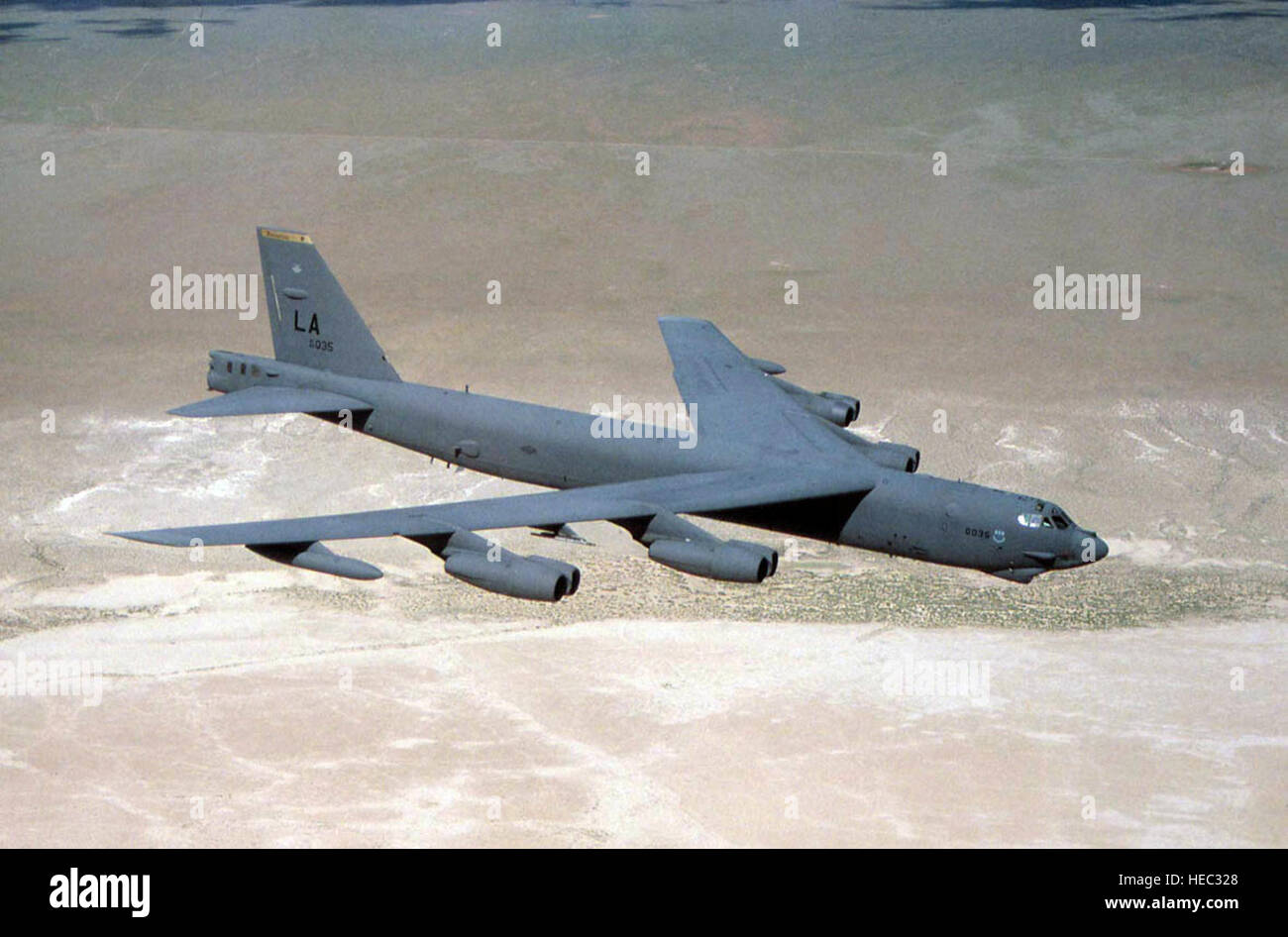-In einem herkömmlichen Konflikt kann the b-52 Air Interdiction, offensive Counter Luft- und Seeoperationen durchführen. Während Desert Storm geliefert b-52 s 40 Prozent aller Waffen, die Koalitionstruppen sank. Es ist hochwirksam bei Ozean Überwachung und kann bei der Anti-Schiff und Minenlegen Operationen der US-Marine. Zwei b-52 s, können innerhalb von zwei Stunden 140.000 Quadratmeilen (364.000 km2) der Meeresoberfläche überwachen. Alle b-52 s sind mit einem elektro-optische Anzeige-System ausgestattet, die Platin silizid zukunftsweisenden Infrarot- und hoher Auflösung Tiefniveau Licht Televis verwendet Stockfoto