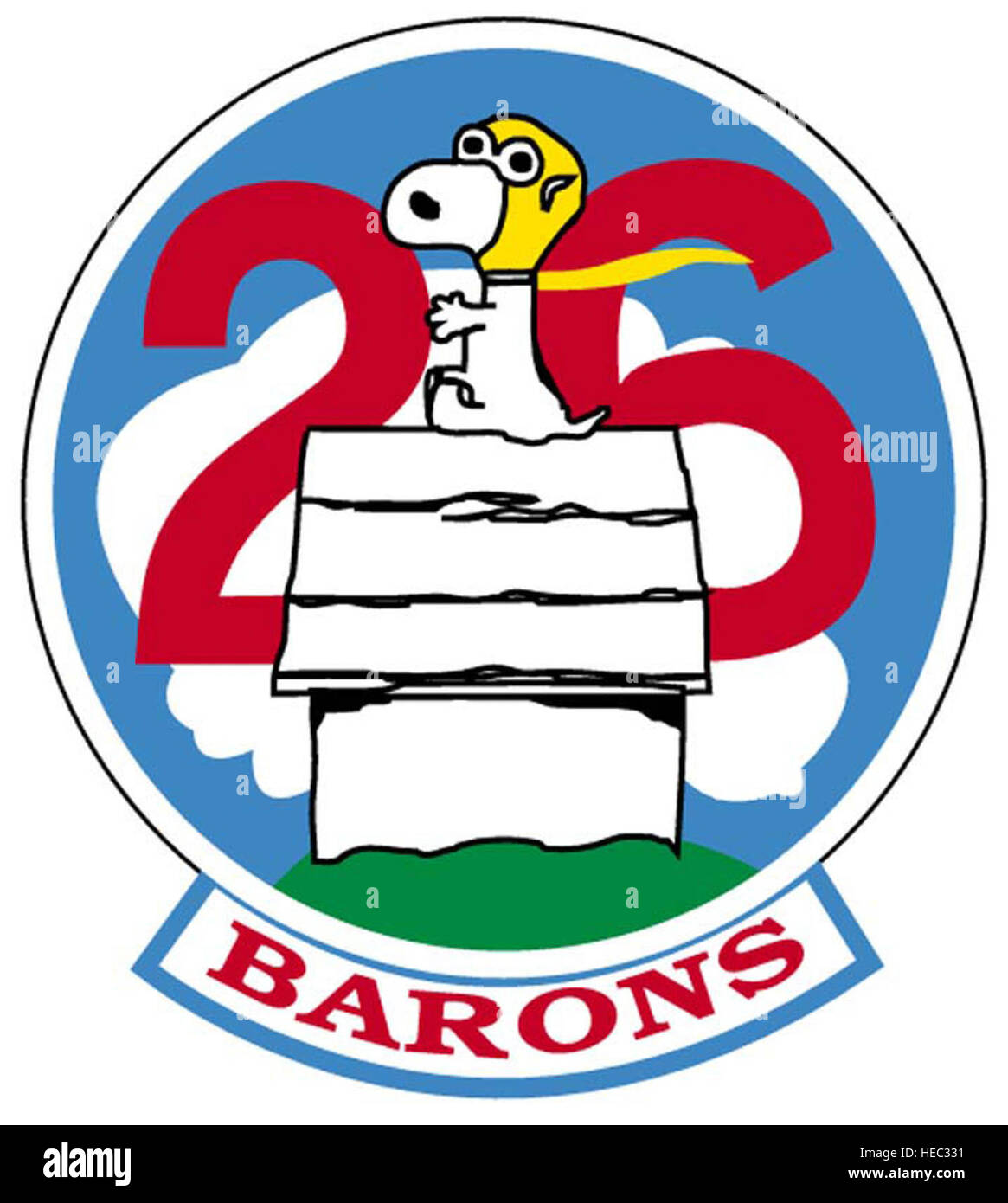 Der Patch stellt Snoopy Helm gold Weltkrieg fliegen und sitzt auf seiner Hundehütte Splitter auf einem hellen grünen Hügel. Die große rote Zahl "26" wird auf einem blauen Himmel über Snoopy angezeigt. Weiße Wolken bilden über die Ziffern. "Barone" steht in roten Buchstaben am unteren Rand der Patch.  Charles Schulz' bekannte Comic-Figur wurde gewählt wegen seiner Verbissenheit in den Job getan--trotz ständiger Rückschlag in seinem Streben nach der Rote Baron. Snoopy kommt immer wieder zurück für mehr, ein schönes Beispiel für die Kadetten des 26. festlegen. Der Patch stellt auch die Luftwaffe Ki Stockfoto