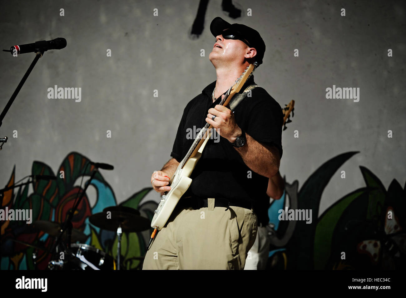 Techn. Sgt Jason Cale, US Air Forces in Europa und Afrika Air Forces Rock Band-Gitarrist, führt für mehr als 60 Kinder während eines Konzerts in einem Waisenhaus in Dakar, Senegal 18. Juni 2014. USAFE-AFAFRICA Flieger sind im Senegal für afrikanische Partnerschaft Flug, ein Programm zur Verbesserung der Kommunikation und Interoperabilty zwischen den regionalen Partnern in Afrika. Die Band spielt mehrere Locations in der Umgebung, Kindern und Musikern durch die universelle Sprache der Musik zu begeistern. (Foto der US Air Force / Staff Sgt Ryan Crane) Stockfoto