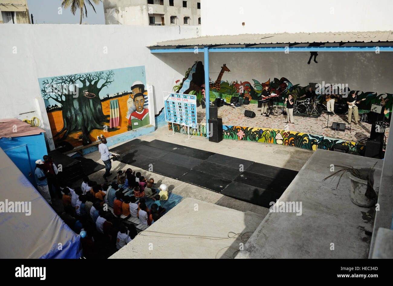 Die US-Luftstreitkräfte in Europa und Afrika Luftwaffen-Rock-Band "Nachbrenner", führt für mehr als 60 Kinder während eines Konzerts in einem Waisenhaus in Dakar, Senegal 18. Juni 2014. USAFE-AFAFRICA Flieger sind im Senegal für afrikanische Partnerschaft Flug, ein Programm zur Verbesserung der Kommunikation und Interoperabilty zwischen den regionalen Partnern in Afrika. Die Band spielt mehrere Locations in der Umgebung, Kindern und Musikern durch die universelle Sprache der Musik zu begeistern. (Foto der US Air Force / Staff Sgt Ryan Crane) Stockfoto
