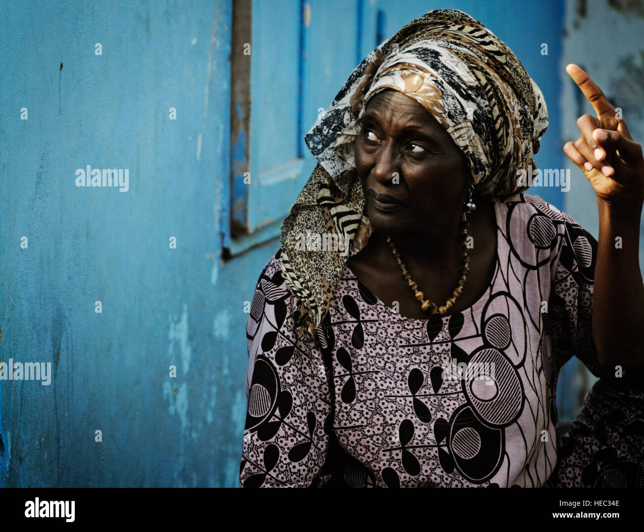 "Mama", Direktor des Reiches Les Enfants Waisenhauses, hält ein Auge auf die Kinder während einer US-Luftwaffen in Europa und Afrika Air Forces Rock Band-Konzert in Dakar, Senegal 18. Juni 2014. USAFE-AFAFRICA Flieger sind im Senegal für afrikanische Partnerschaft Flug, ein Programm zur Verbesserung der Kommunikation und Interoperabilty zwischen den regionalen Partnern in Afrika. Die Band spielt mehrere Locations in der Umgebung, Kindern und Musikern durch die universelle Sprache der Musik zu begeistern. (Foto der US Air Force / Staff Sgt Ryan Crane) Stockfoto