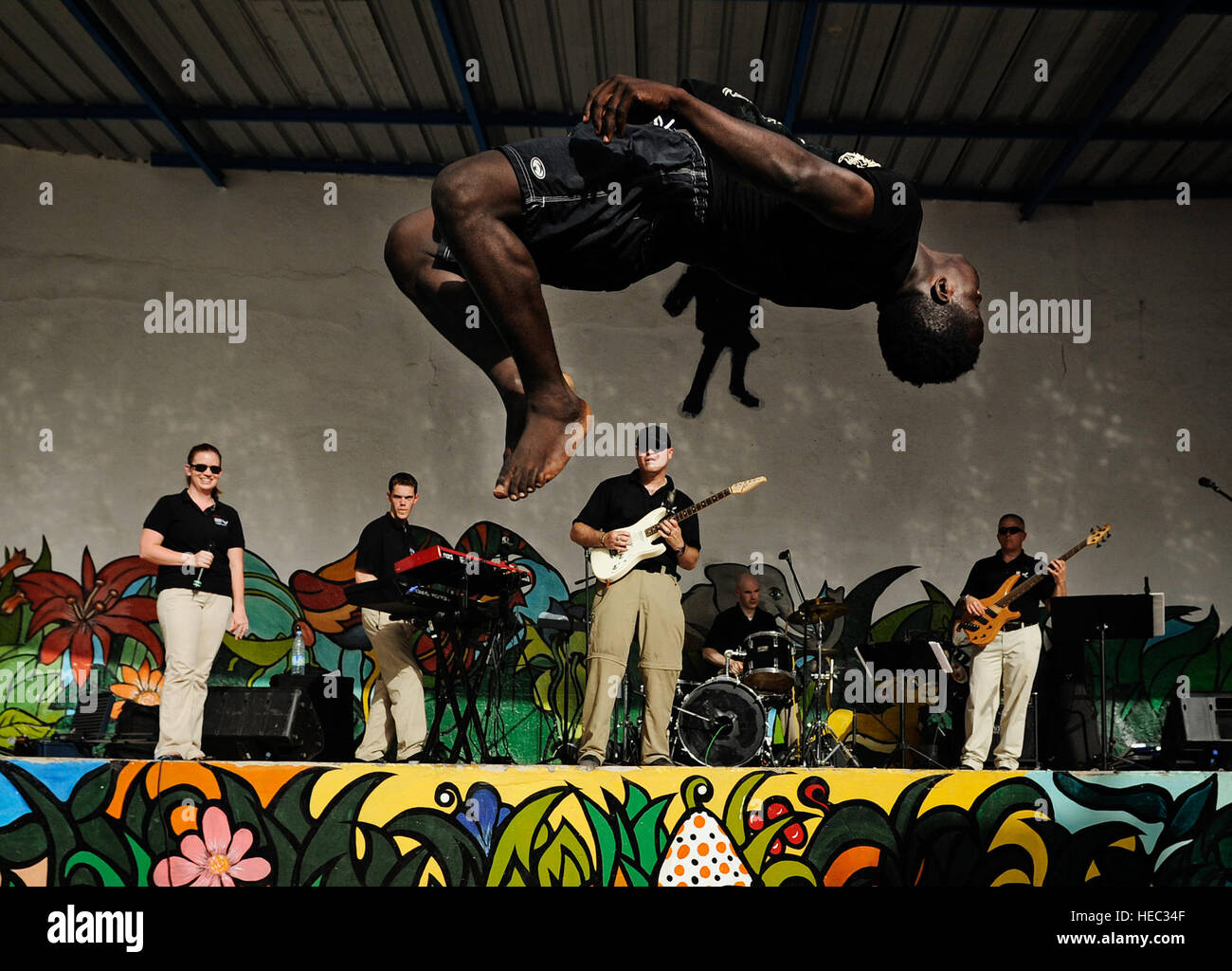 Die US-Luftstreitkräfte in Europa und Afrika Luftwaffen-Rock-Band "Nachbrenner", führt für mehr als 60 Kinder während Turner während eines Konzerts in einem Waisenhaus in Dakar, Senegal 18. Juni 2014 durch die Luft fliegen. USAFE-AFAFRICA Flieger sind im Senegal für afrikanische Partnerschaft Flug, ein Programm zur Verbesserung der Kommunikation und Interoperabilty zwischen den regionalen Partnern in Afrika. Die Band spielt mehrere Locations in der Umgebung, Kindern und Musikern durch die universelle Sprache der Musik zu begeistern. (Foto der US Air Force / Staff Sgt Ryan Crane) Stockfoto