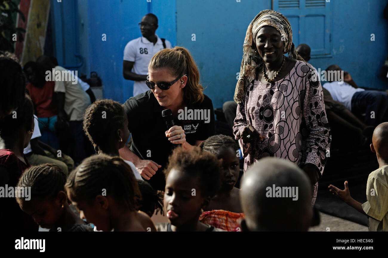 Senior Airman Melissa Lakore, US Air Forces in Europe und Air Forces Africa Rock Band Sänger, führt für mehr als 60 Kinder während eines Konzerts in einem Waisenhaus in Dakar, Senegal 18. Juni 2014. USAFE-AFAFRICA Flieger sind im Senegal für afrikanische Partnerschaft Flug, ein Programm zur Verbesserung der Kommunikation und Interoperabilty zwischen den regionalen Partnern in Afrika. Die Band spielt mehrere Locations in der Umgebung, Kindern und Musikern durch die universelle Sprache der Musik zu begeistern. (Foto der US Air Force / Staff Sgt Ryan Crane) Stockfoto