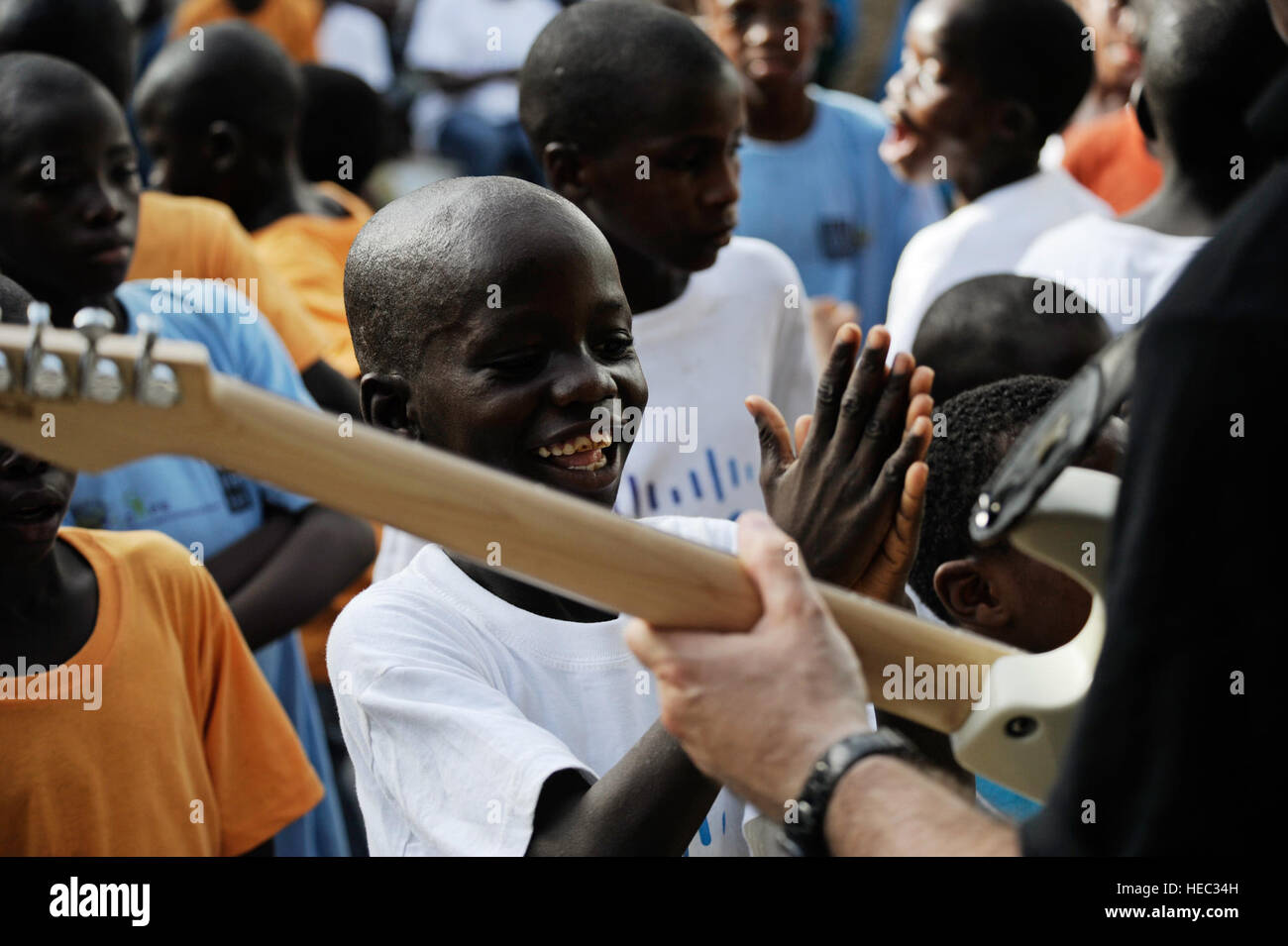 Techn. Sgt Jason Cale, US Air Forces in Europa und Afrika Air Forces Rock Band-Gitarrist, führt für mehr als 60 Kinder während eines Konzerts in einem Waisenhaus in Dakar, Senegal 18. Juni 2014. USAFE-AFAFRICA Flieger sind im Senegal für afrikanische Partnerschaft Flug, ein Programm zur Verbesserung der Kommunikation und Interoperabilty zwischen den regionalen Partnern in Afrika. Die Band spielt mehrere Locations in der Umgebung, Kindern und Musikern durch die universelle Sprache der Musik zu begeistern. (Foto der US Air Force / Staff Sgt Ryan Crane) Stockfoto