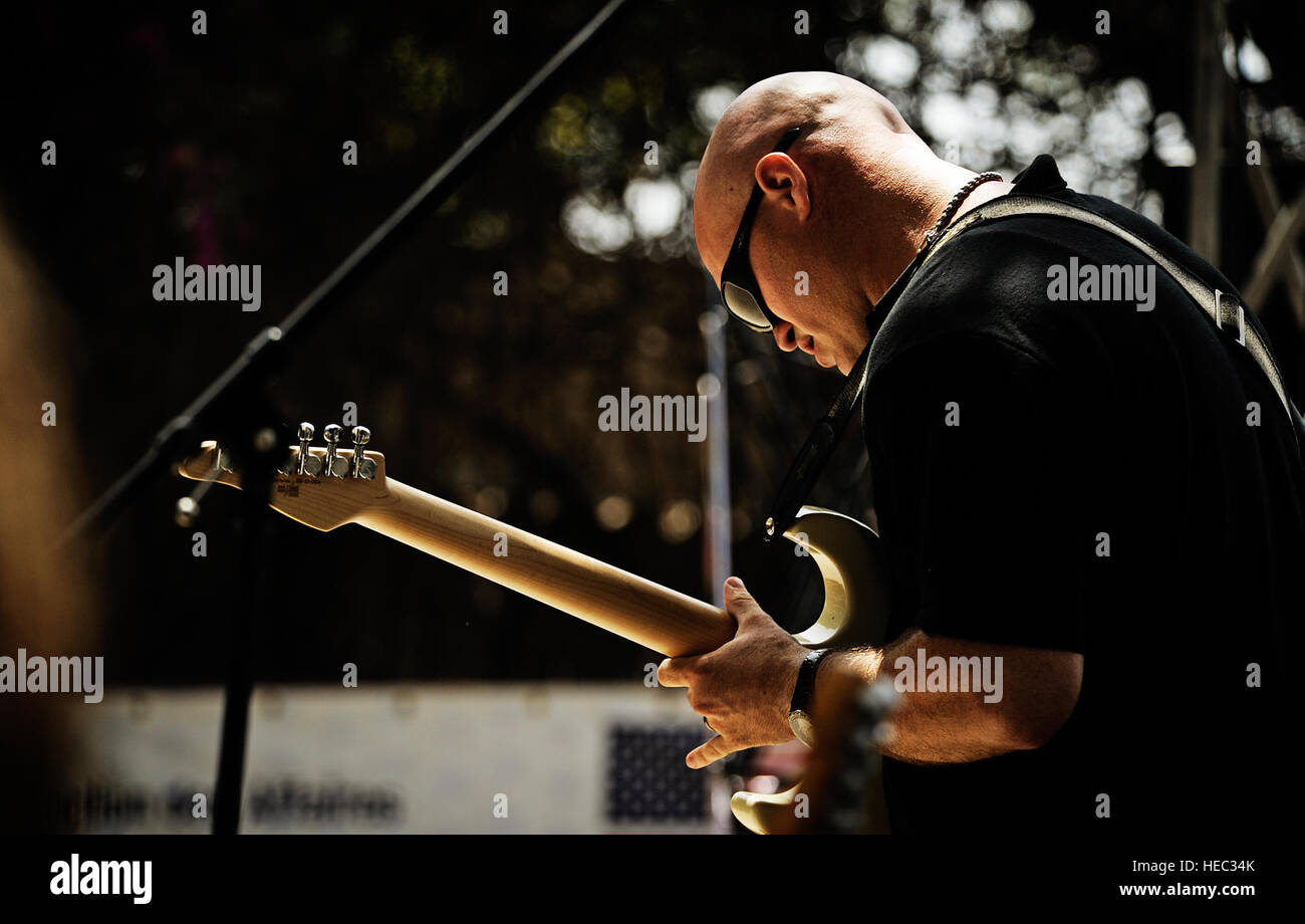 Techn. Sgt Jason Cale, US Air Forces in Europa und Afrika Air Force Band Gitarrist und Sänger, Felsen eine Solo während eines Konzerts in Dakar, Senegal, 14. Juni 2014, in einem lokalen kulturellen Zentrum. USAFE-AFAFRICA Flieger sind im Senegal für afrikanische Partnerschaft Flug, ein Programm zur Verbesserung der Kommunikation und Interoperabilität zwischen regionalen Partnern in Afrika. Die Band spielt mehrere Locations in der Umgebung, Kindern und Musikern durch die universelle Sprache der Musik zu begeistern. (Foto der US Air Force / Staff Sgt Ryan Crane) Stockfoto