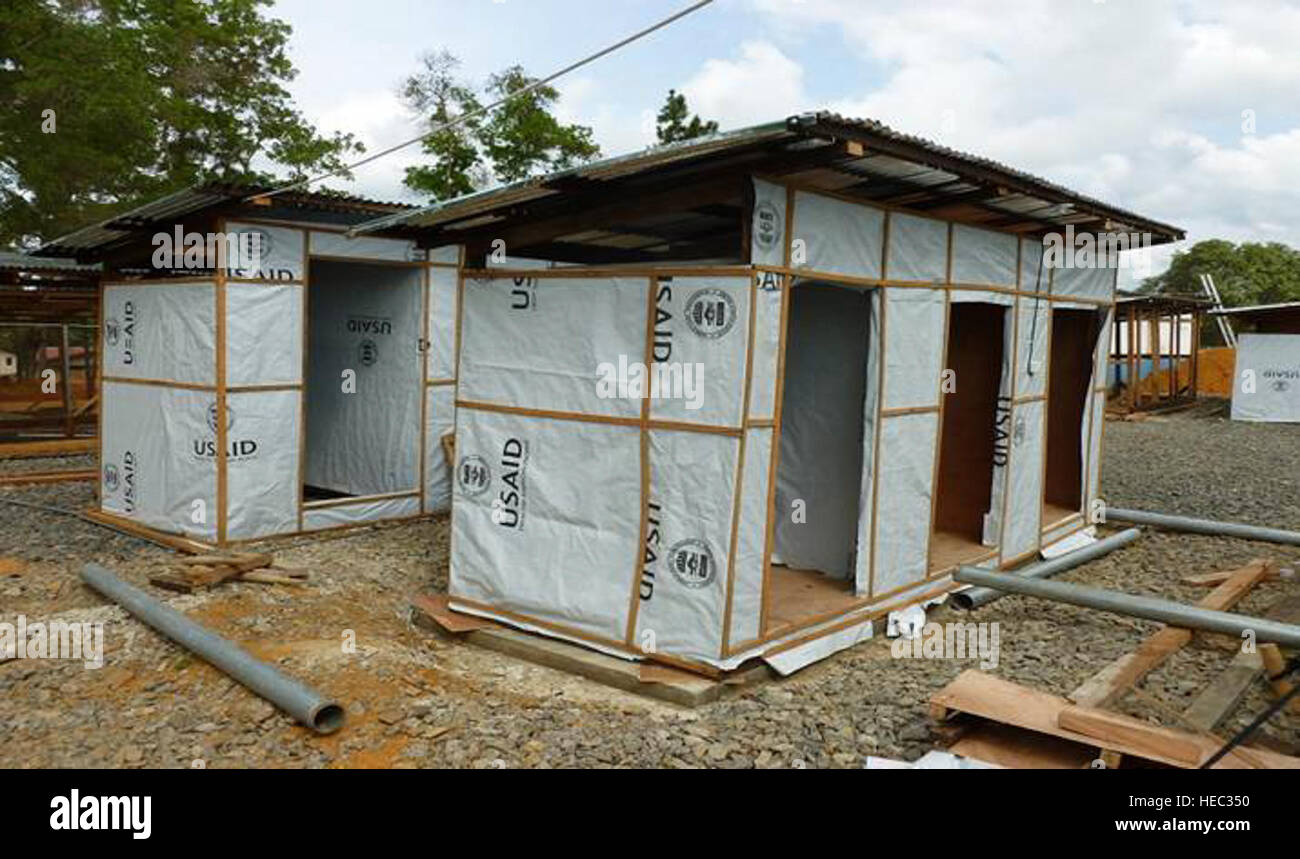 Bei einer 60-Tage-Einrichtung 11 US Air Forces in Europe und Air Forces Africa Flieger gebaut Ebola-Kläranlagen in Liberia. Die Air Force-Ingenieur-Team befragt sieben Standorten, Setup Wohnraum für mehr als 500 eingehenden US-Armeeangehörige und mehreren Verwertungsanlagen in Verbindung mit der Liberianischen Streitkräfte in Unterstützung der Operation Vereinigte Unterstützung gebaut. (Höflichkeit Foto) Stockfoto