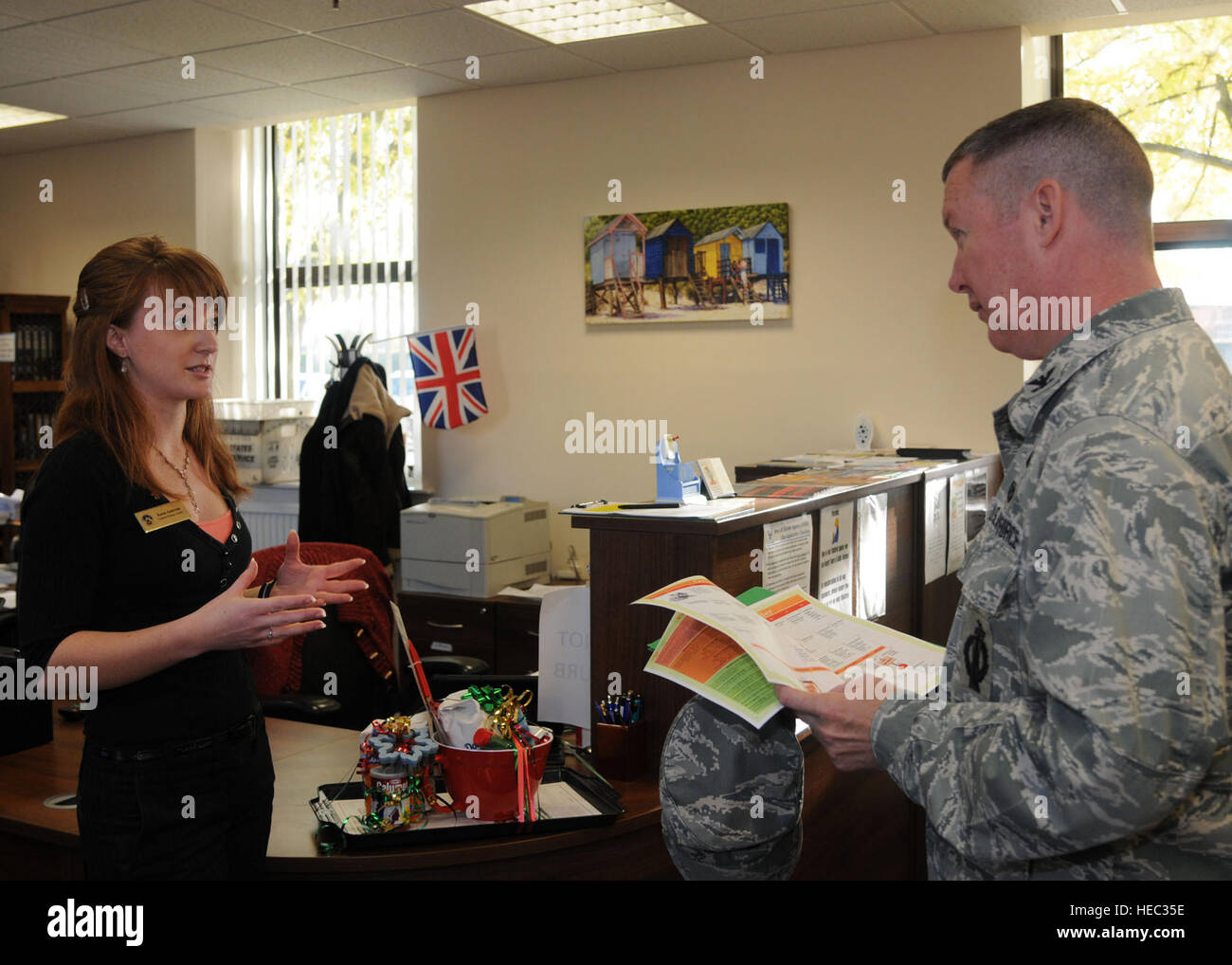 Karen Anderson, 100. Kraft Support Squadron Gemeinschaft Bereitschaft Assistent, spricht mit Colonel Christopher Sharpe, United States Air Forces in Europa-Direktor, Arbeitskräfte, Personal und Dienstleistungen, in den Flieger und Familie Readiness Center 7. November 2012, an RAF Mildenhall Englands. Sharpe besucht A & FRC und Gateway Esszimmer Einrichtung sowie das Child Development Center hier. (Foto: U.S. Air Force Airman 1st Class Kelsey Waters/freigegeben) Stockfoto