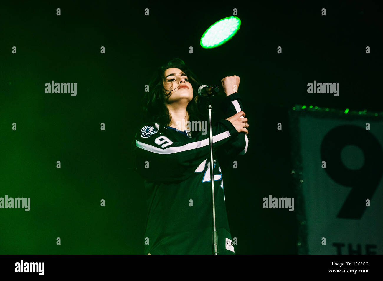 Lauren Jauregui der fünften Harmonie erklingt in 93,3 FLZ iHeartRadio Jingle Ball am 17. Dezember 2016 in Amalie Arena in Tampa, Florida. Stockfoto