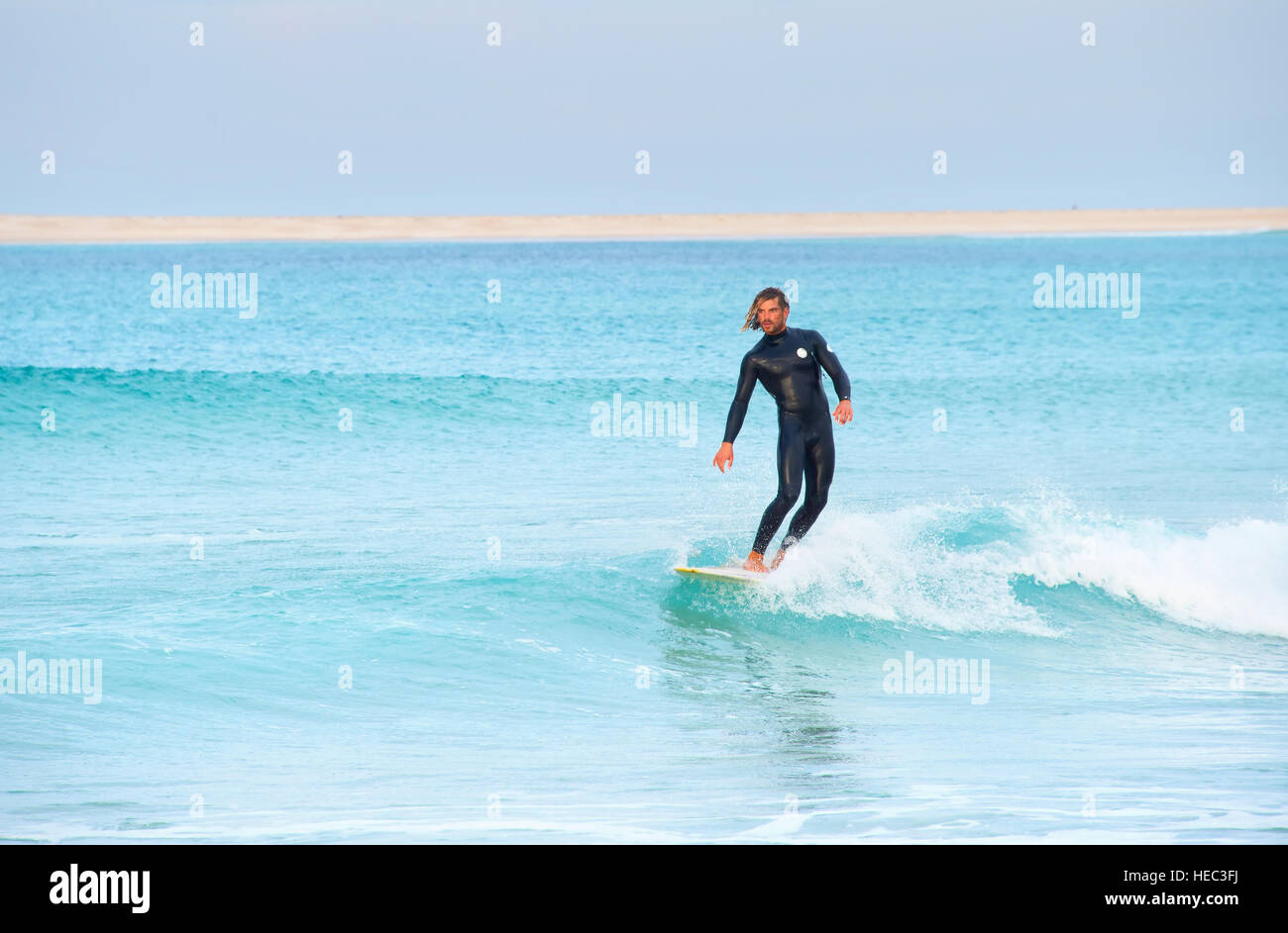 Surfer auf einer Welle im Ozean in Peniche. Portugal Stockfoto