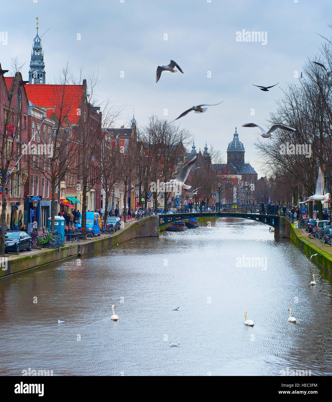 Unbekannten Menschen auf der Straße eine alte Stadt von Amsterdam in der Dämmerung. Nethrlands Stockfoto