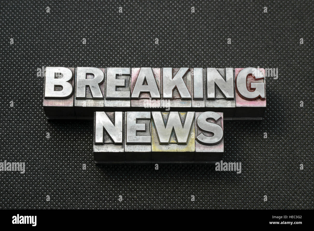 Breaking News-Satz aus metallischen Buchdruck Blöcke auf schwarze gelochte Oberfläche hergestellt Stockfoto