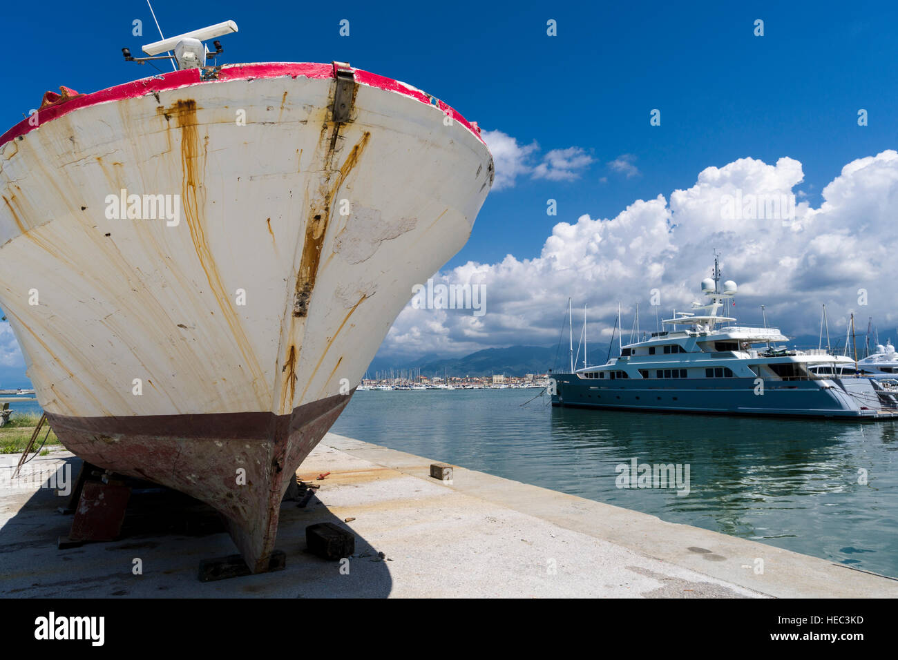 Segel- und Motorboote im Hafen verankert sind, ein altes Boot ist aus dem Wasser genommen Stockfoto