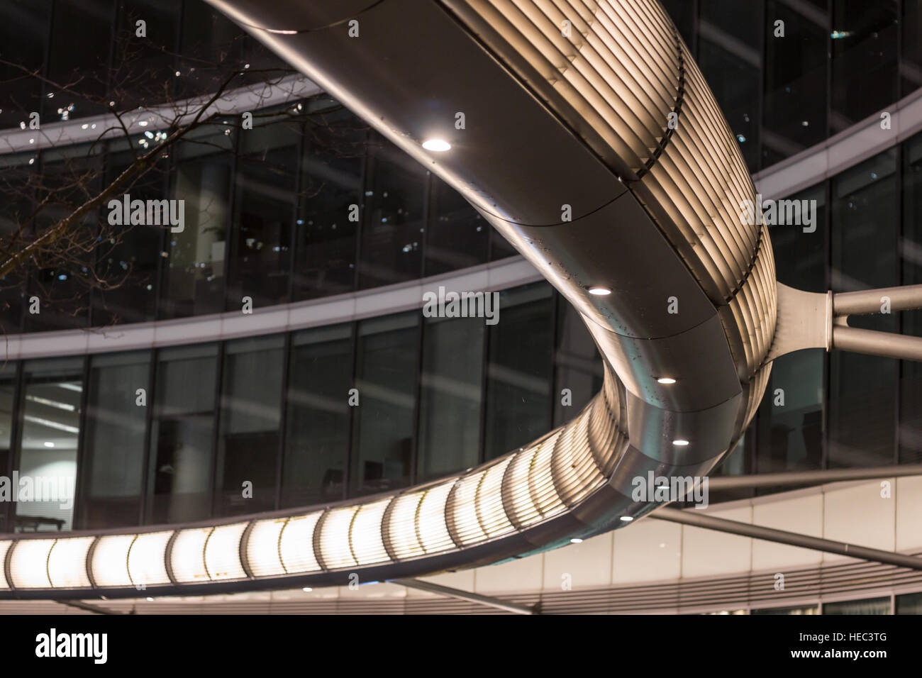 Moderne Büro-Gebäude-Architektur. Teil des äußeren des futuristischen Gebäudes. Stockfoto