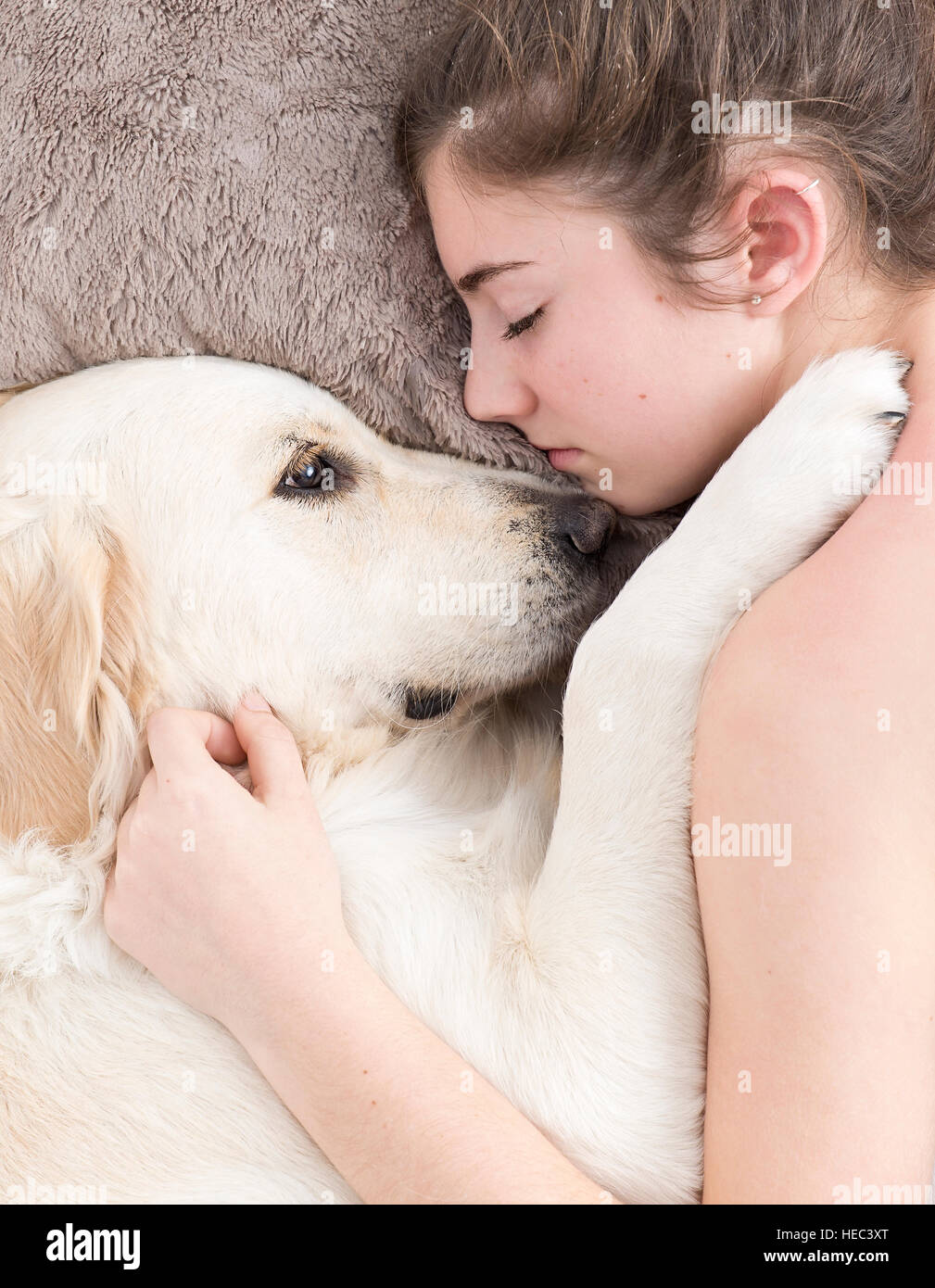 Teenager-Mädchen mit ihrem Hund weiter zu schlafen. Vertikal mit Tupfer Licht aus Flachs Studio gedreht. Stockfoto