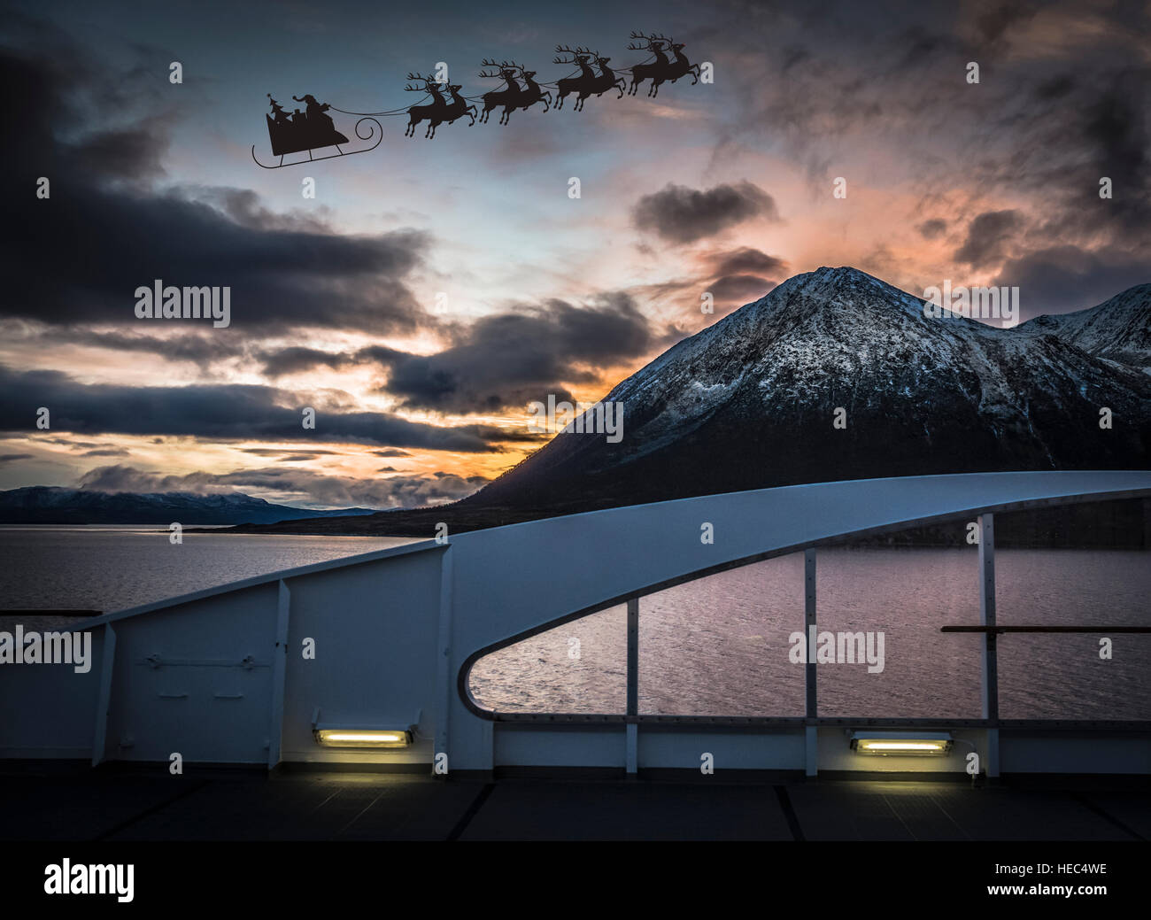Eine seltene Sichtung von Santa fliegen über das Nordkap Norwegen bei Sonnenuntergang. Gesehen vom Deck der Hurtigruten Hurtigrute Stockfoto