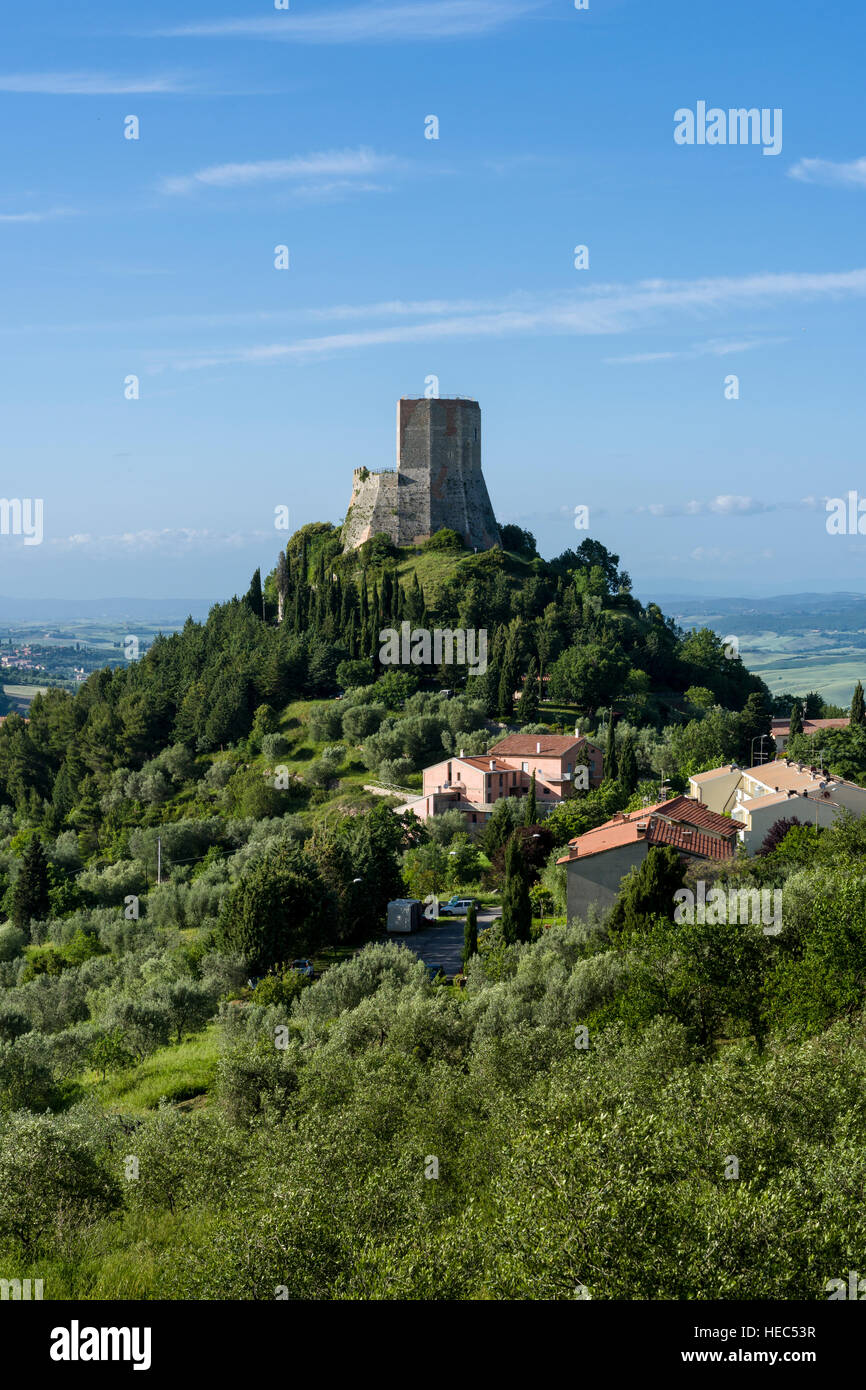 Typische grüne Toskana Landschaft im Val d'Orcia mit der Burg Rocca d'Orcia Rocca di tentennano und blauer Himmel Stockfoto