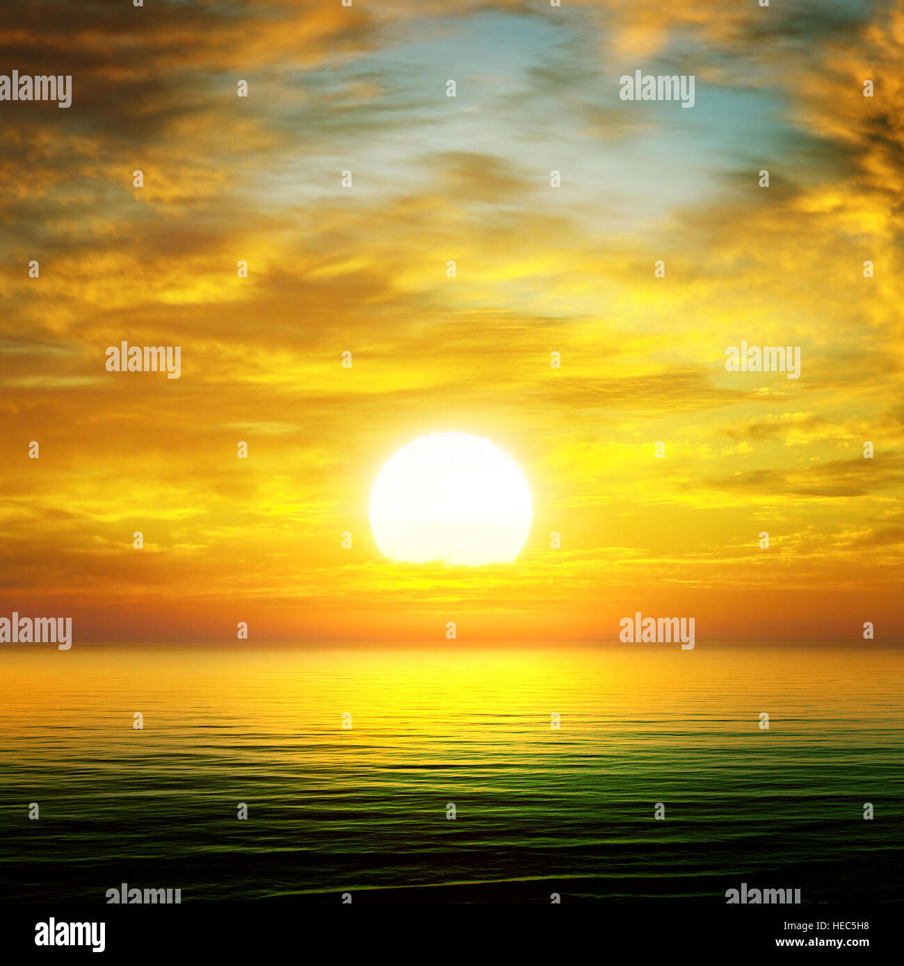 Sonnenaufgang über dem Meer Stockfoto