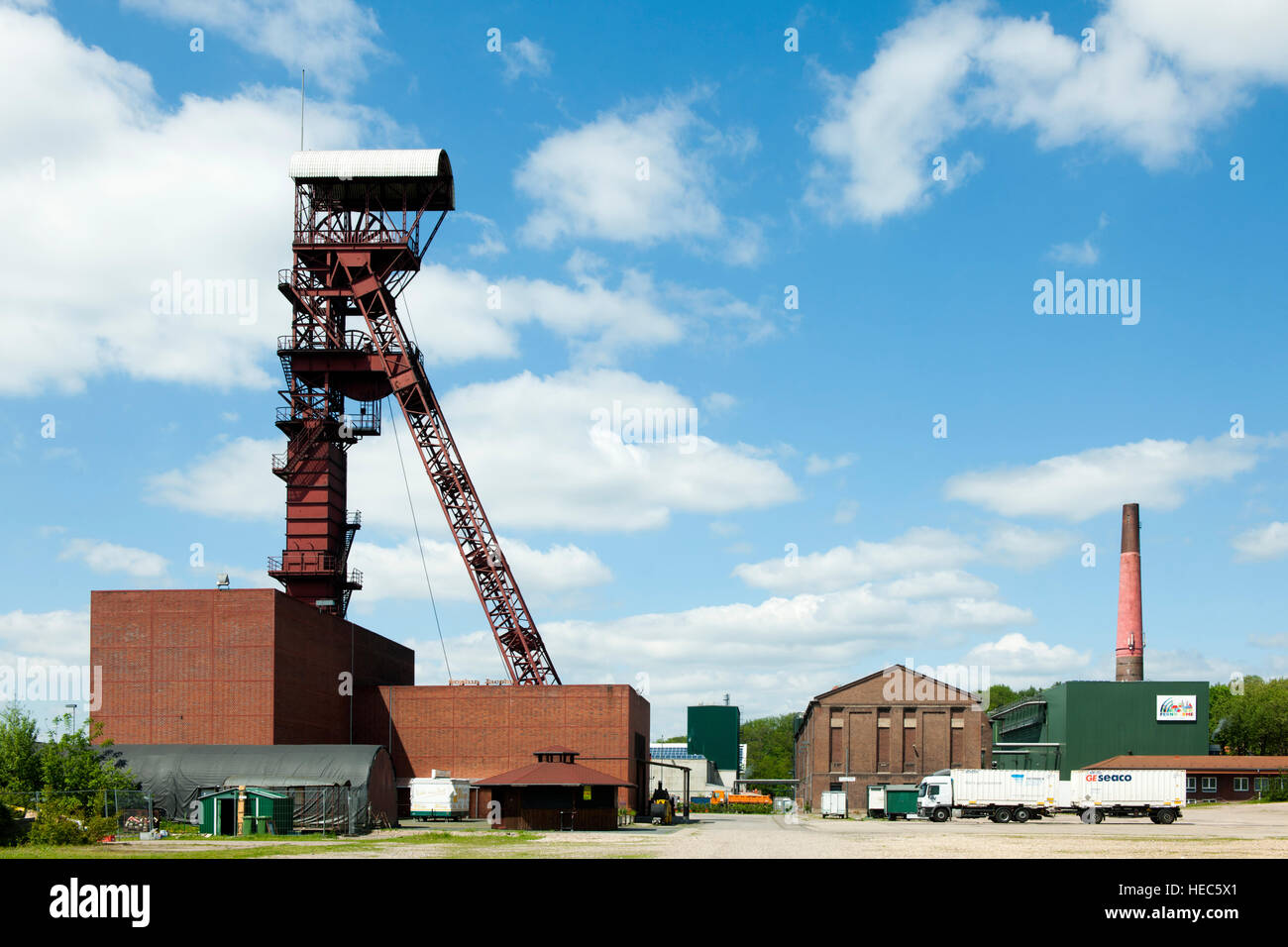 Deutschland, Nordrhein-Westfalen, Hückelhoven, stillgelegten Förderturm der Grube Sophia Jacoba Schacht 3, rechts das fernwärmekraftwerk Stockfoto