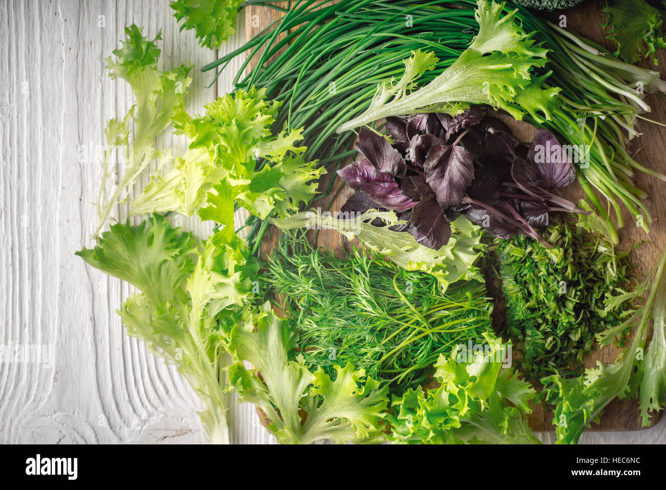 Dorf-Salat, Basilikum, Zwiebel, Dill auf Schneidebrett horizontale Stockfoto